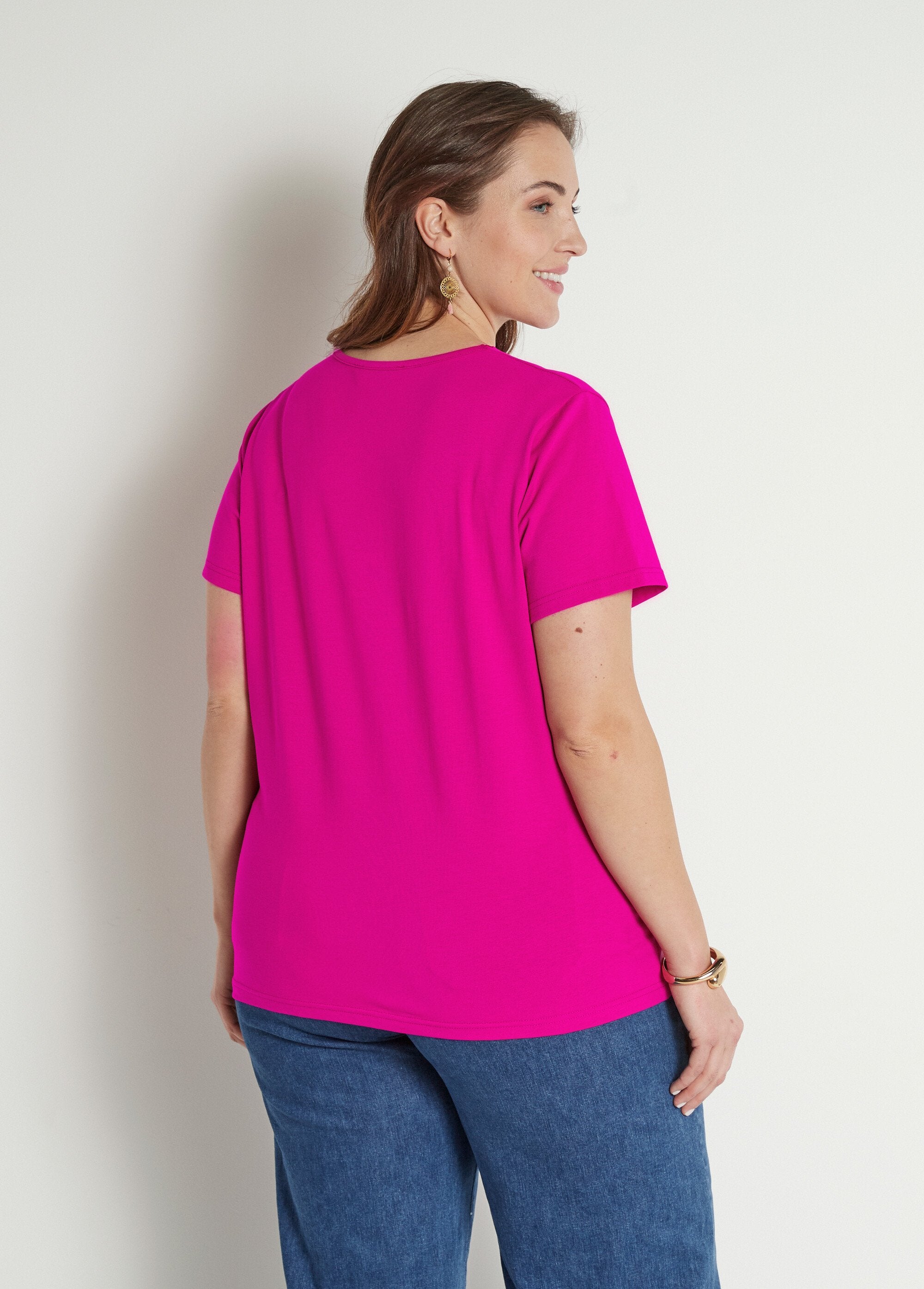 Geborduurd_opengewerkt_V-hals_T-shirt_Fuchsia_DO1_curvy