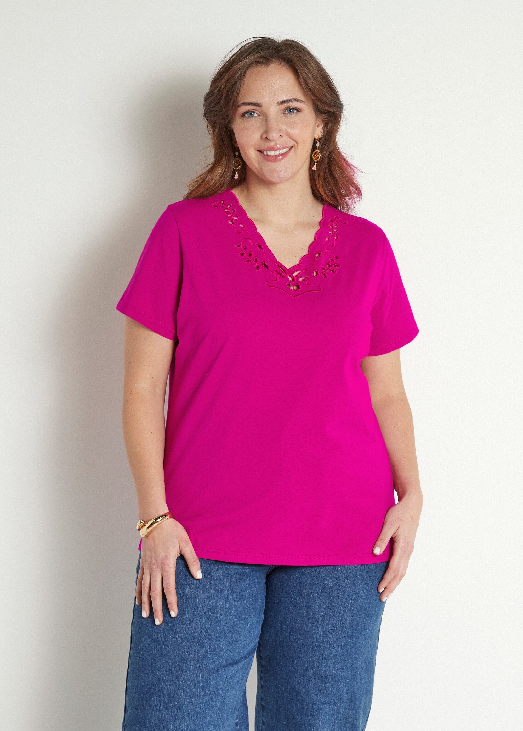 Geborduurd_opengewerkt_V-hals_T-shirt_Fuchsia_FA1_curvy