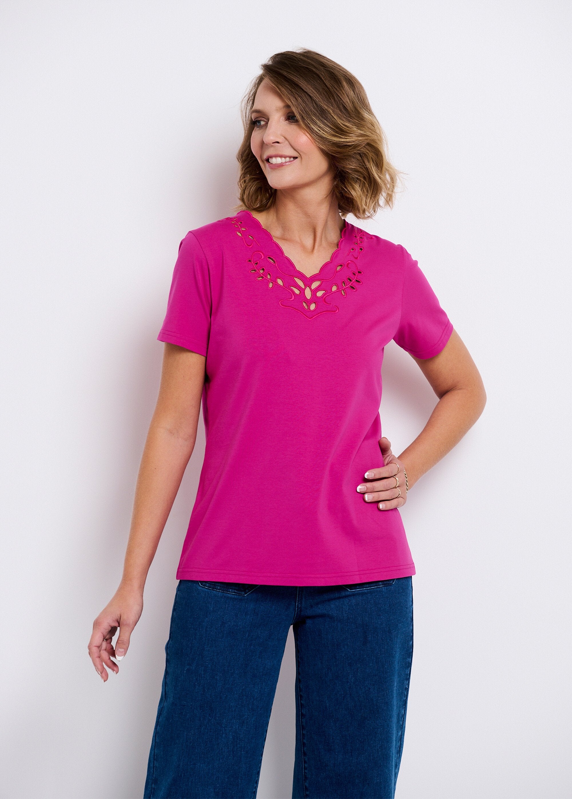 Geborduurd_opengewerkt_V-hals_T-shirt_Fuchsia_FA2_slim