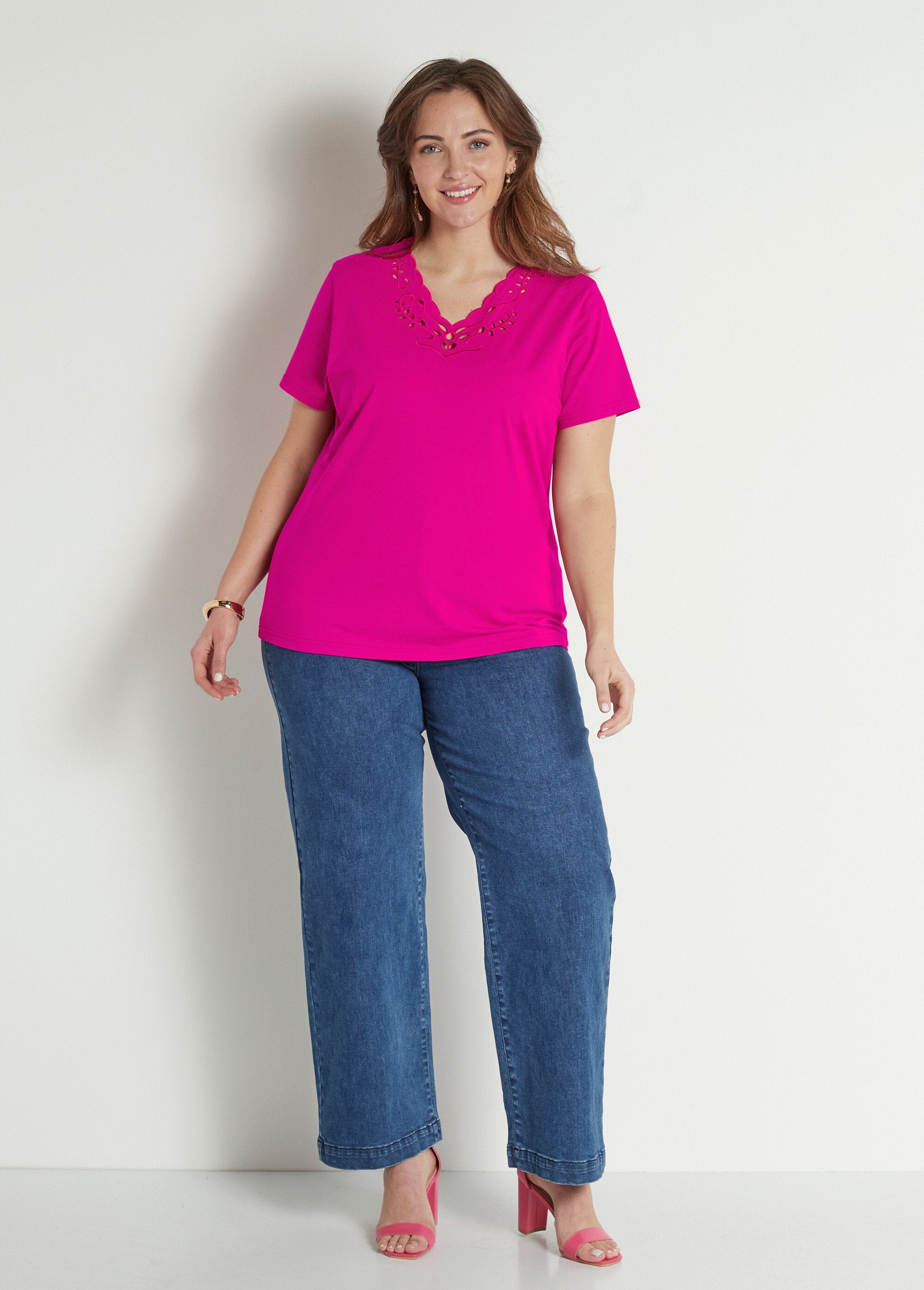 Geborduurd_opengewerkt_V-hals_T-shirt_Fuchsia_SF1_curvy