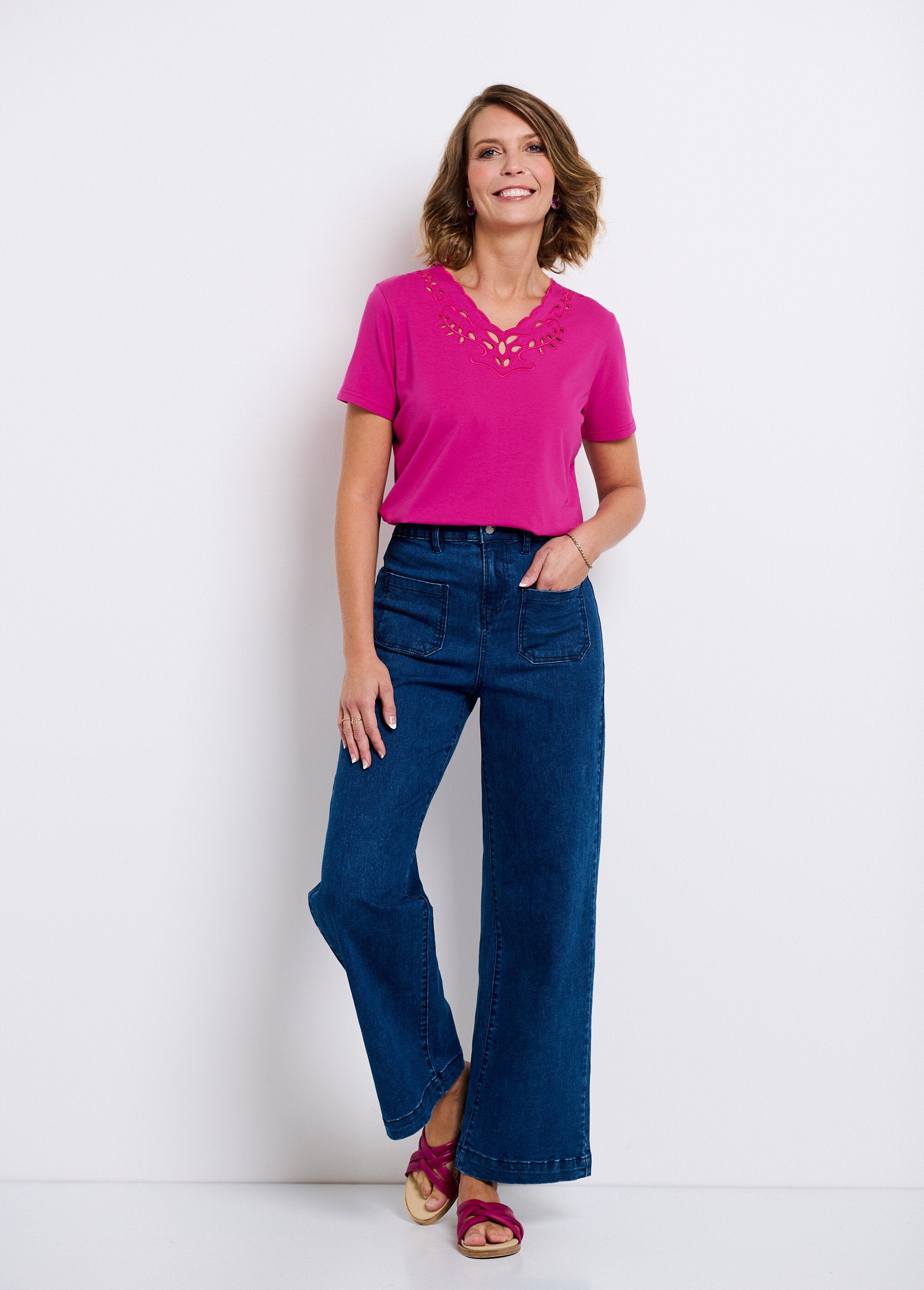 Geborduurd_opengewerkt_V-hals_T-shirt_Fuchsia_SF1_slim