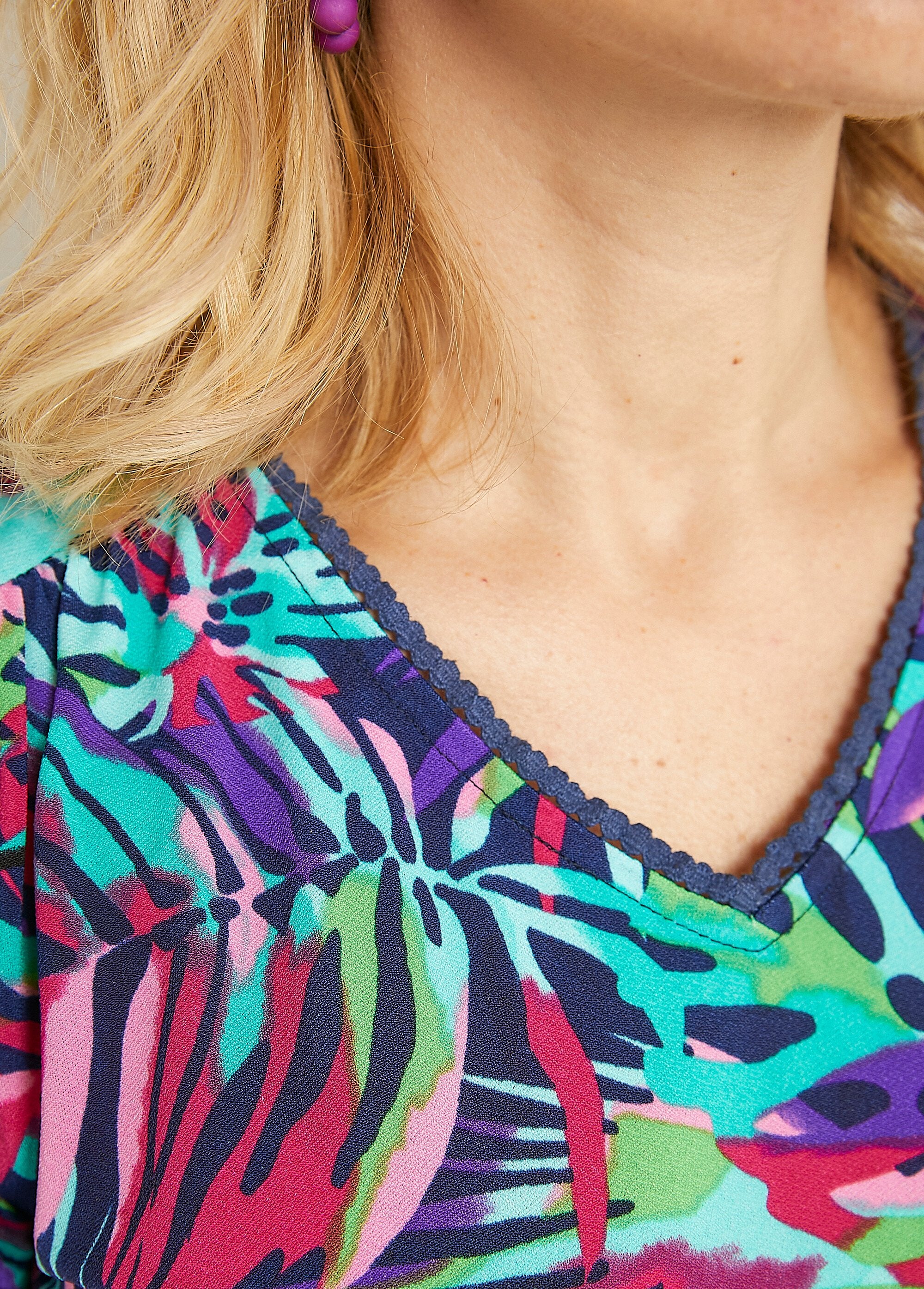 T-shirt_met_korte_mouwen_en_uitlopende_V-hals_Multicolore_DE1_slim