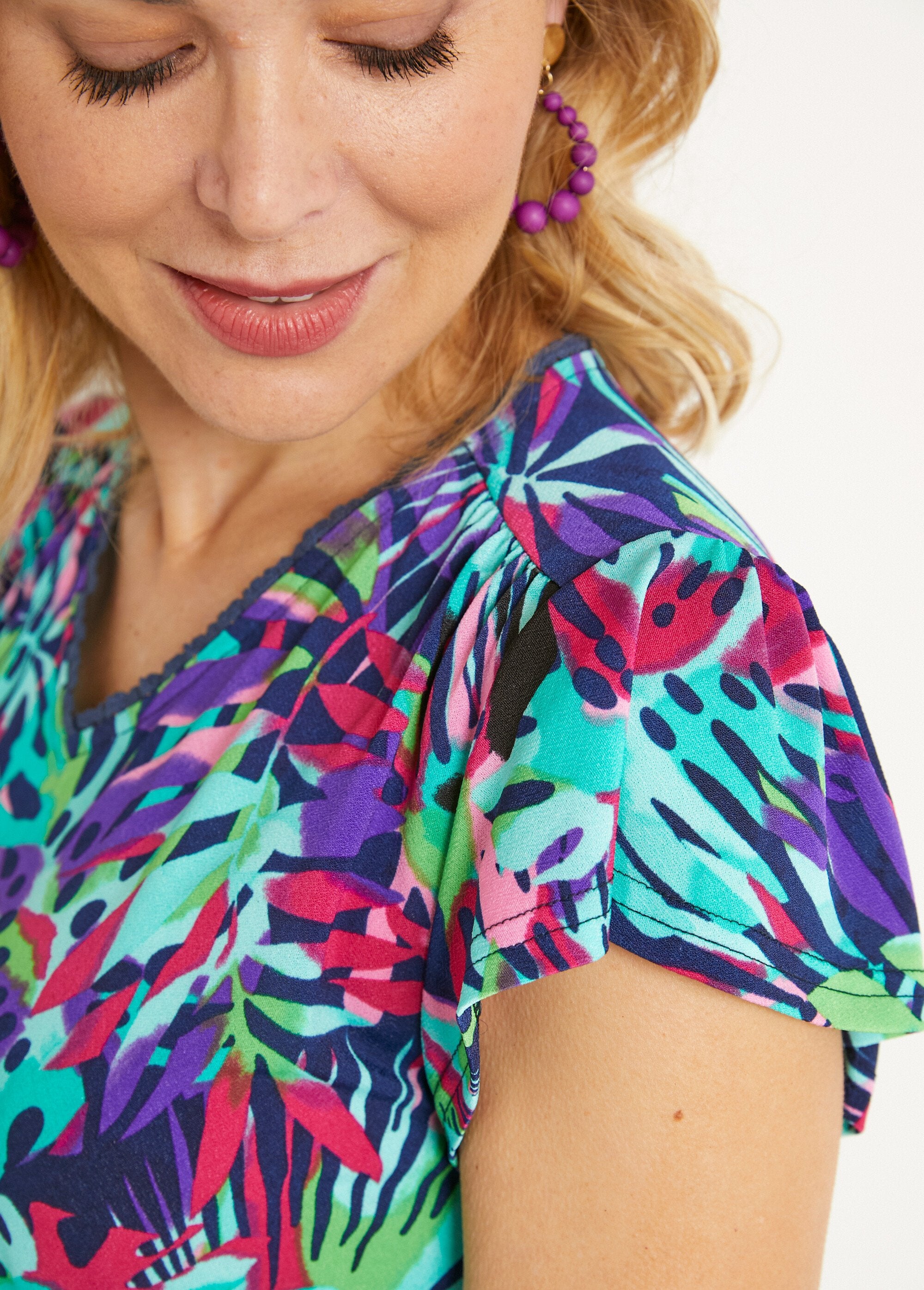 T-shirt_met_korte_mouwen_en_uitlopende_V-hals_Multicolore_DE3_slim