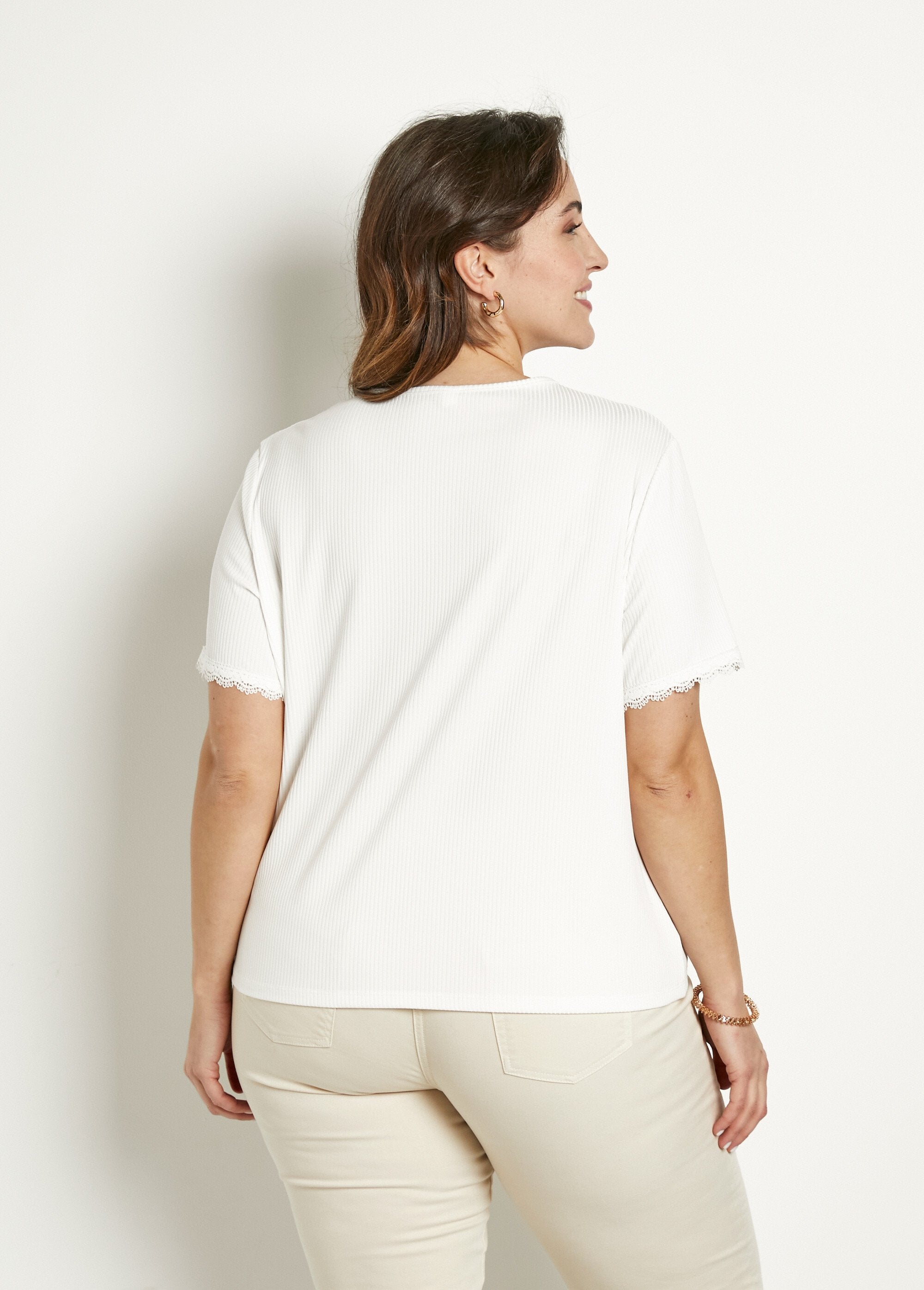 T-shirt_met_V-hals_en_kanten_boord,_korte_mouwen_Blanc_DO1_curvy