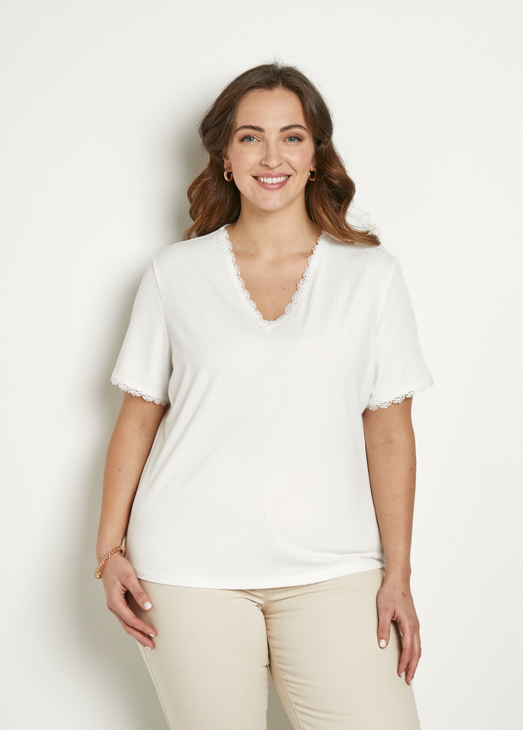 T-shirt_met_V-hals_en_kanten_boord,_korte_mouwen_Blanc_FA1_curvy