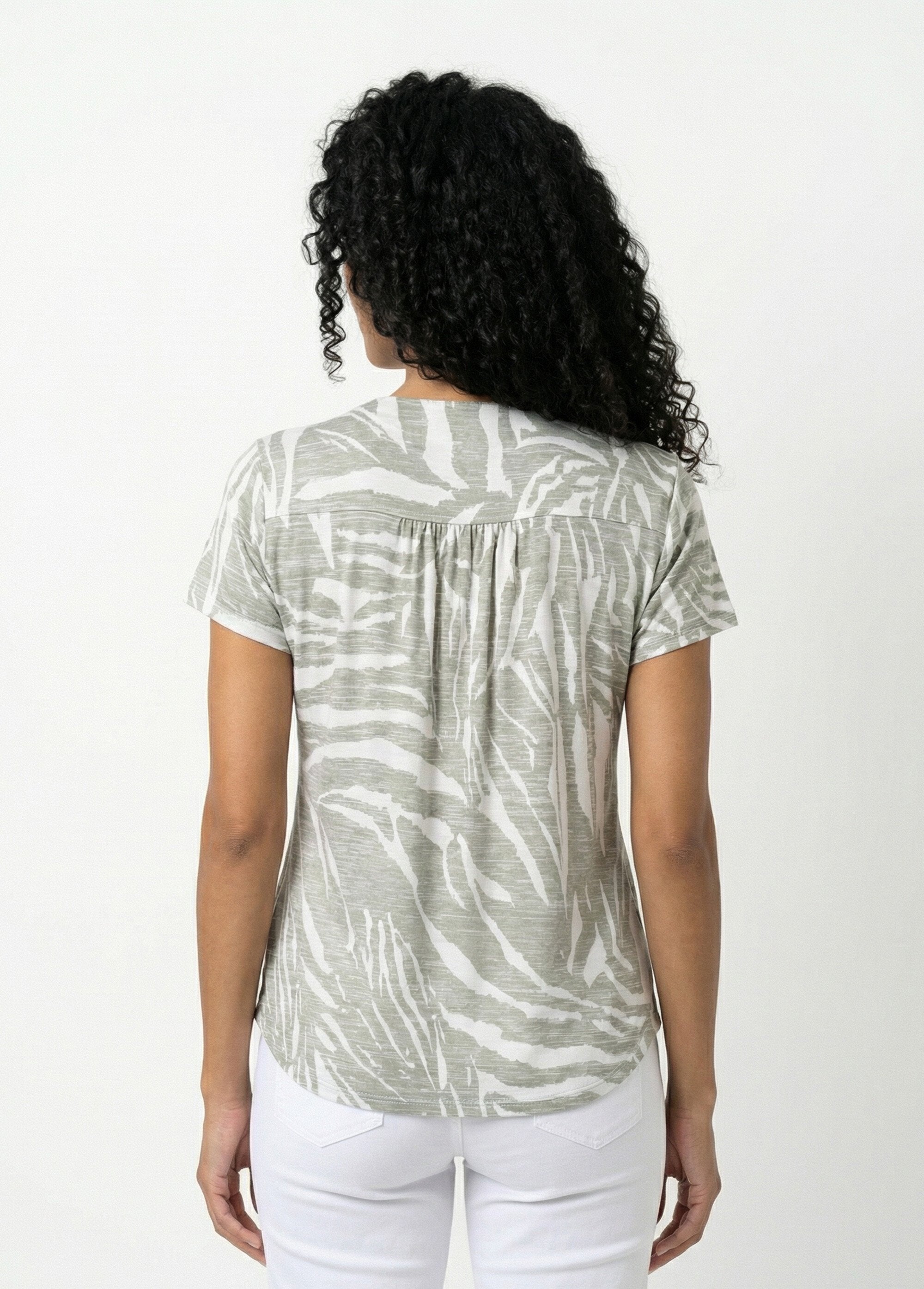 Bedrukt_T-shirt_met_V-hals,_korte_mouwen._Vert_et_ecru_DO1_slim