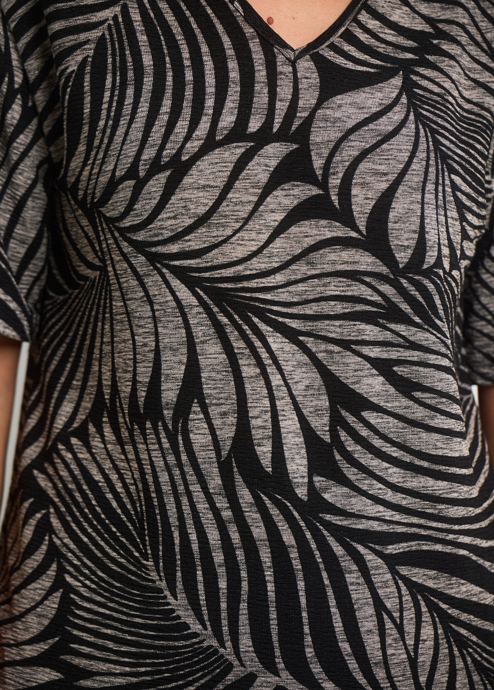 T-shirt_met_dierenprint_en_V-hals_Gris_et_noir_DE1_slim