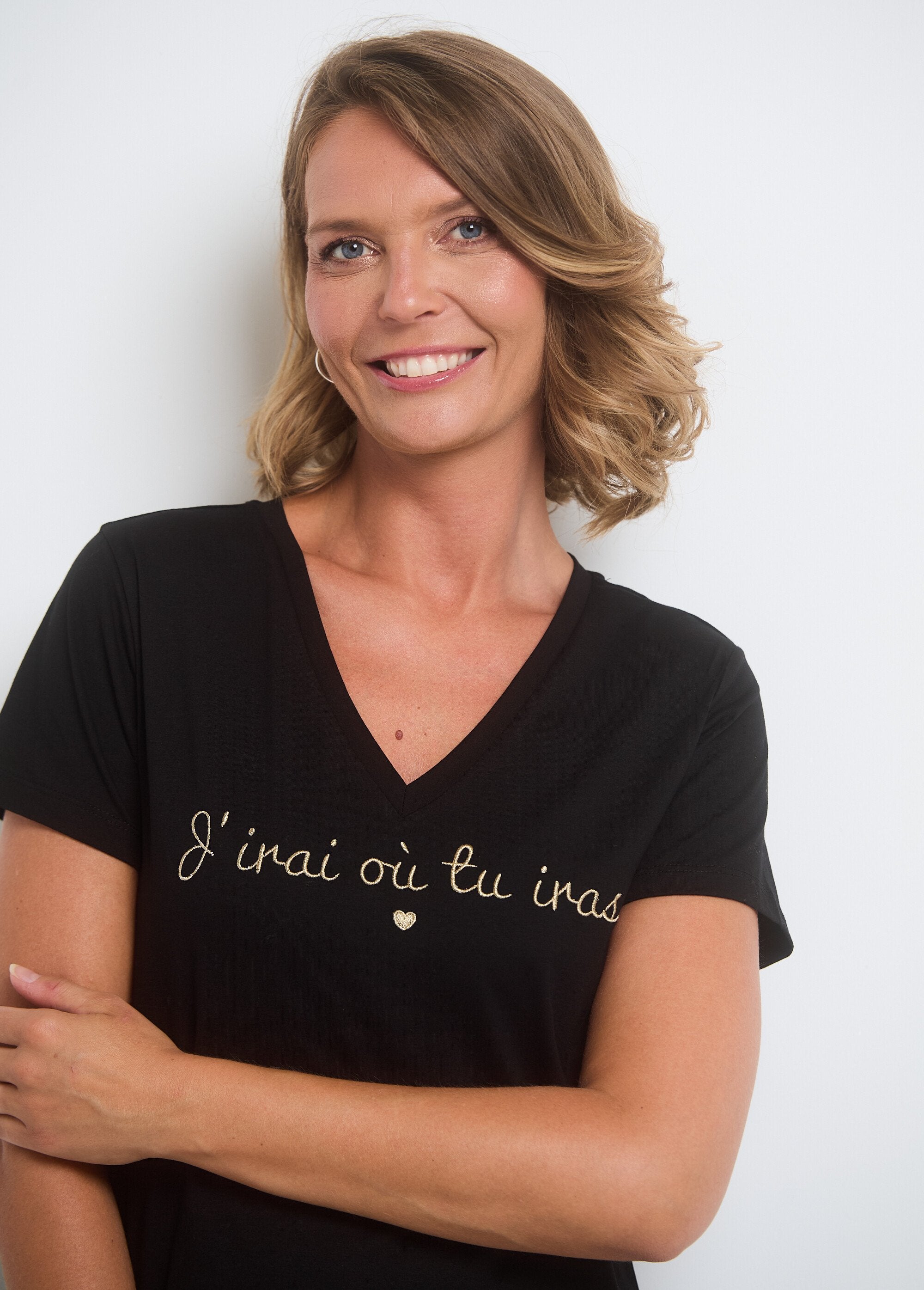 T-shirt_met_korte_mouwen_en_V-hals_met_boodschap_Noir_DE1_slim