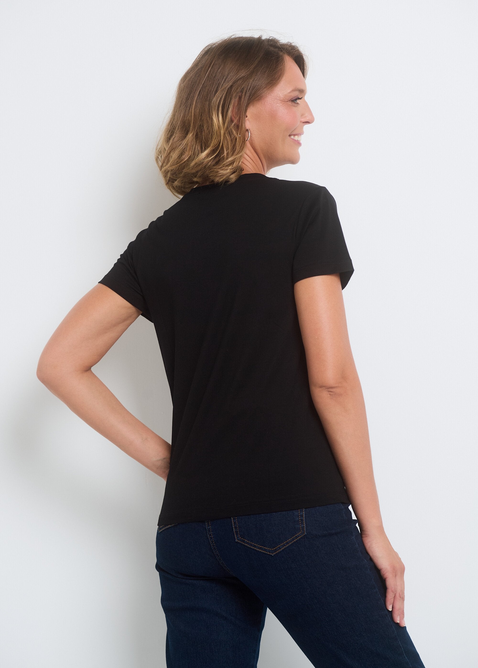 T-shirt_met_korte_mouwen_en_V-hals_met_boodschap_Noir_DO1_slim
