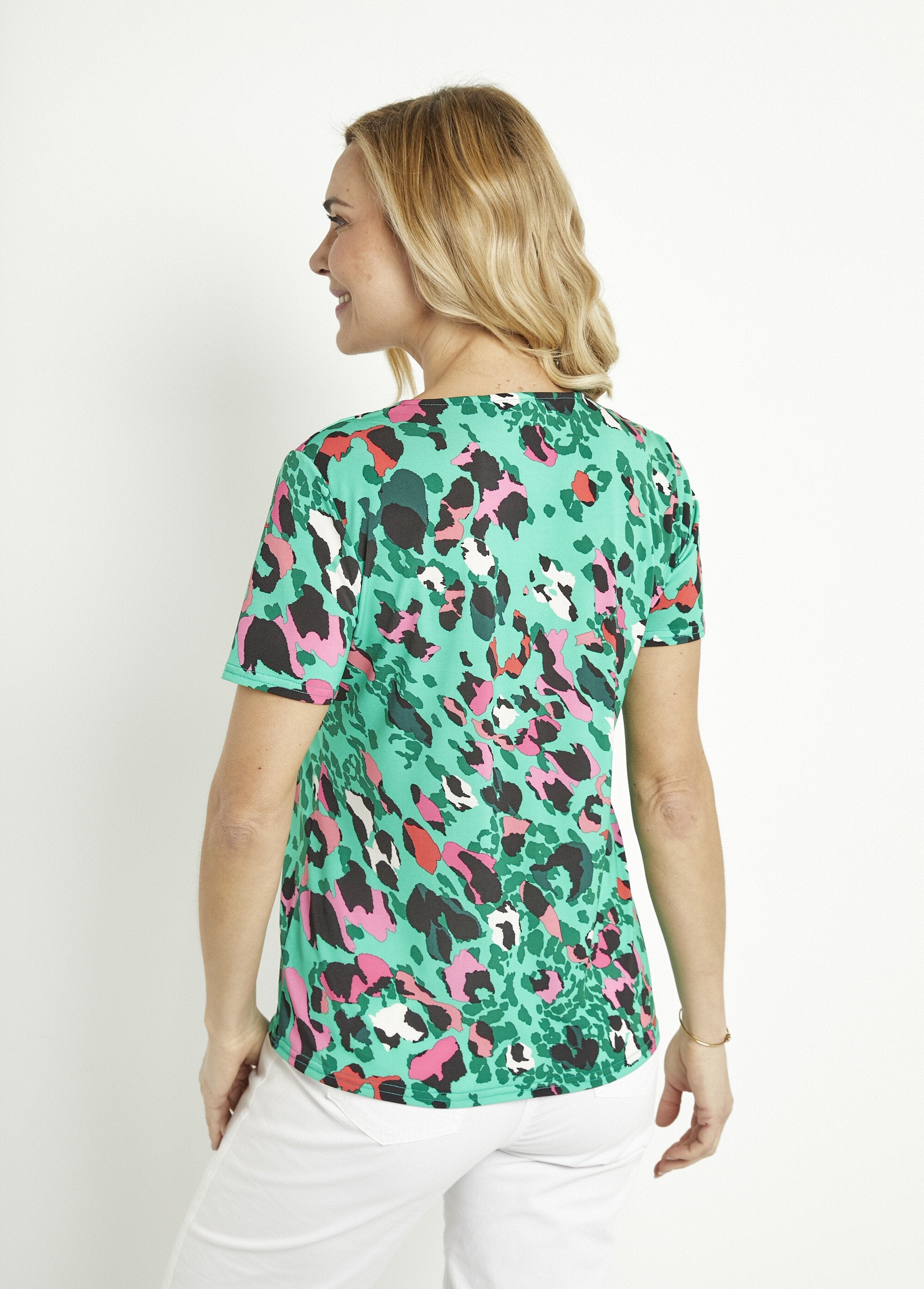 T-shirt_met_korte_mouwen_en_V-hals_met_luipaardprint_Vert_et_fuchsia_DO1_slim