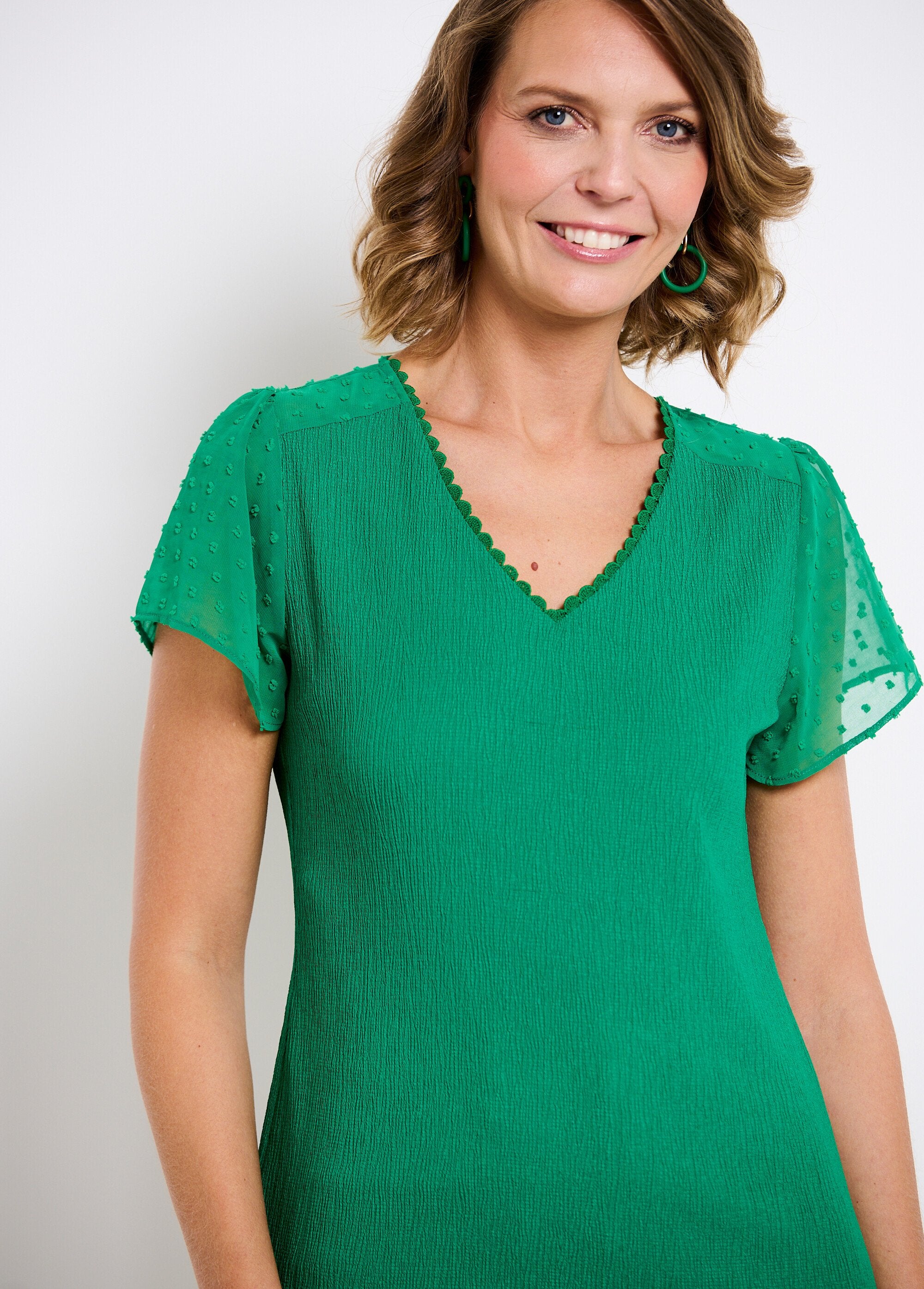 T-shirt_met_korte_mouwen_en_gevederde_V-hals_Vert_DE1_slim