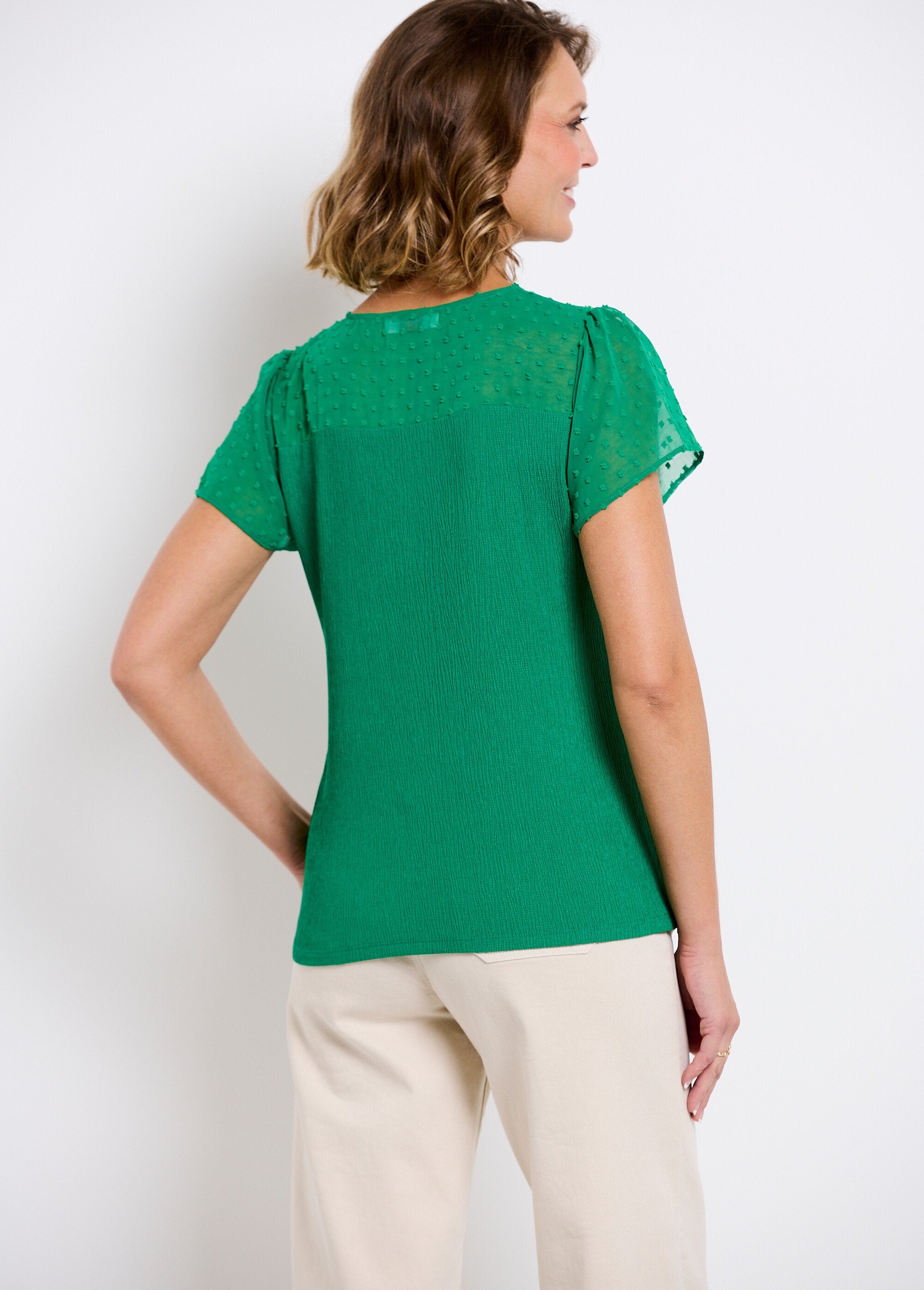 T-shirt_met_korte_mouwen_en_gevederde_V-hals_Vert_DO1_slim