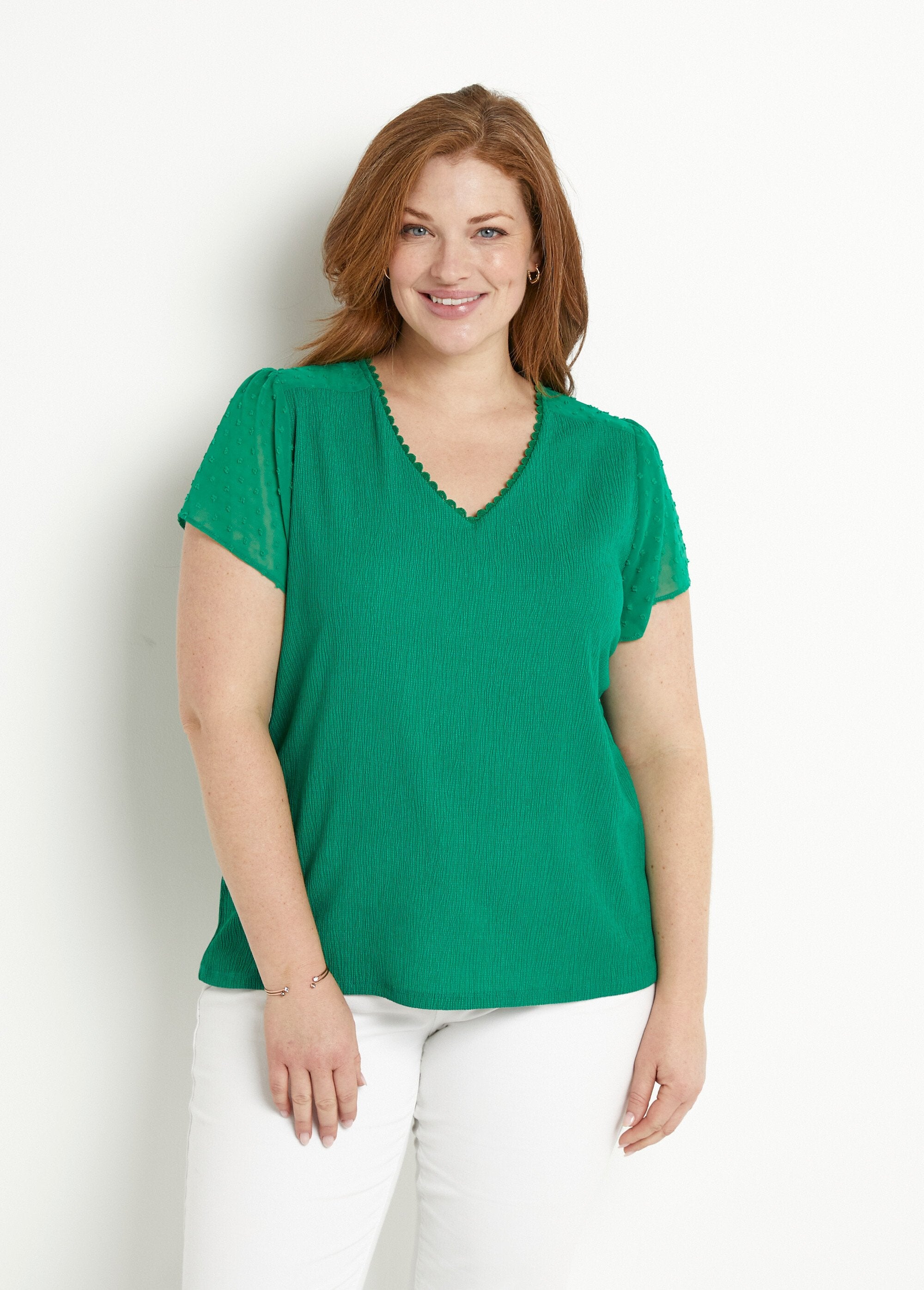 T-shirt_met_korte_mouwen_en_gevederde_V-hals_Vert_FA1_curvy