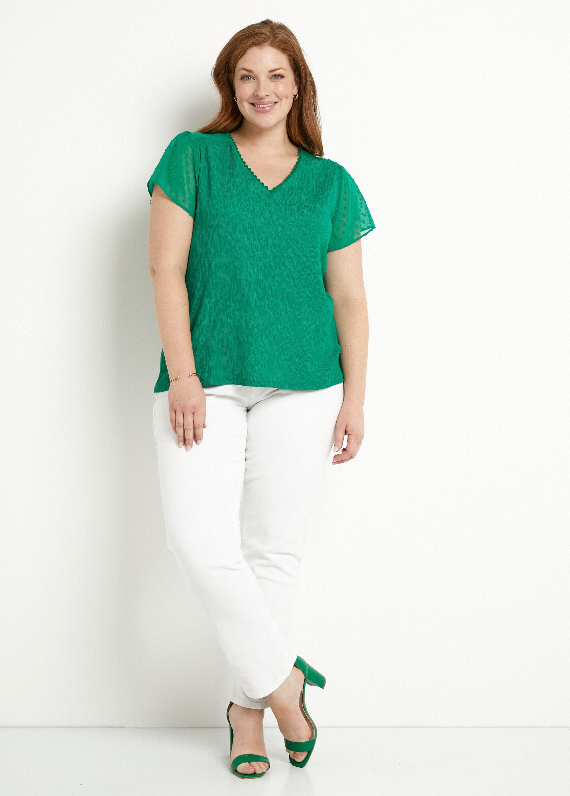 T-shirt_met_korte_mouwen_en_gevederde_V-hals_Vert_SF1_curvy