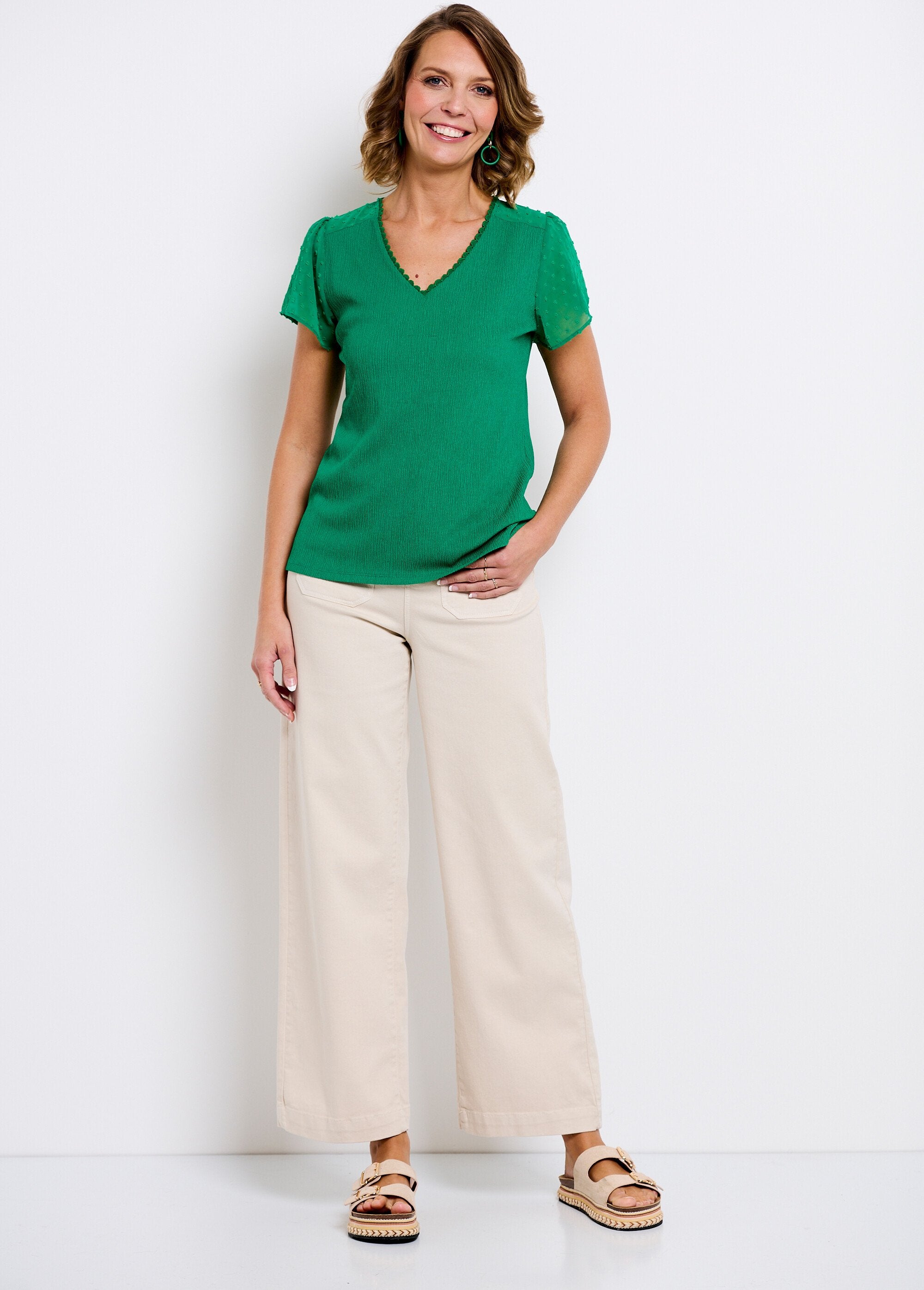 T-shirt_met_korte_mouwen_en_gevederde_V-hals_Vert_SF1_slim