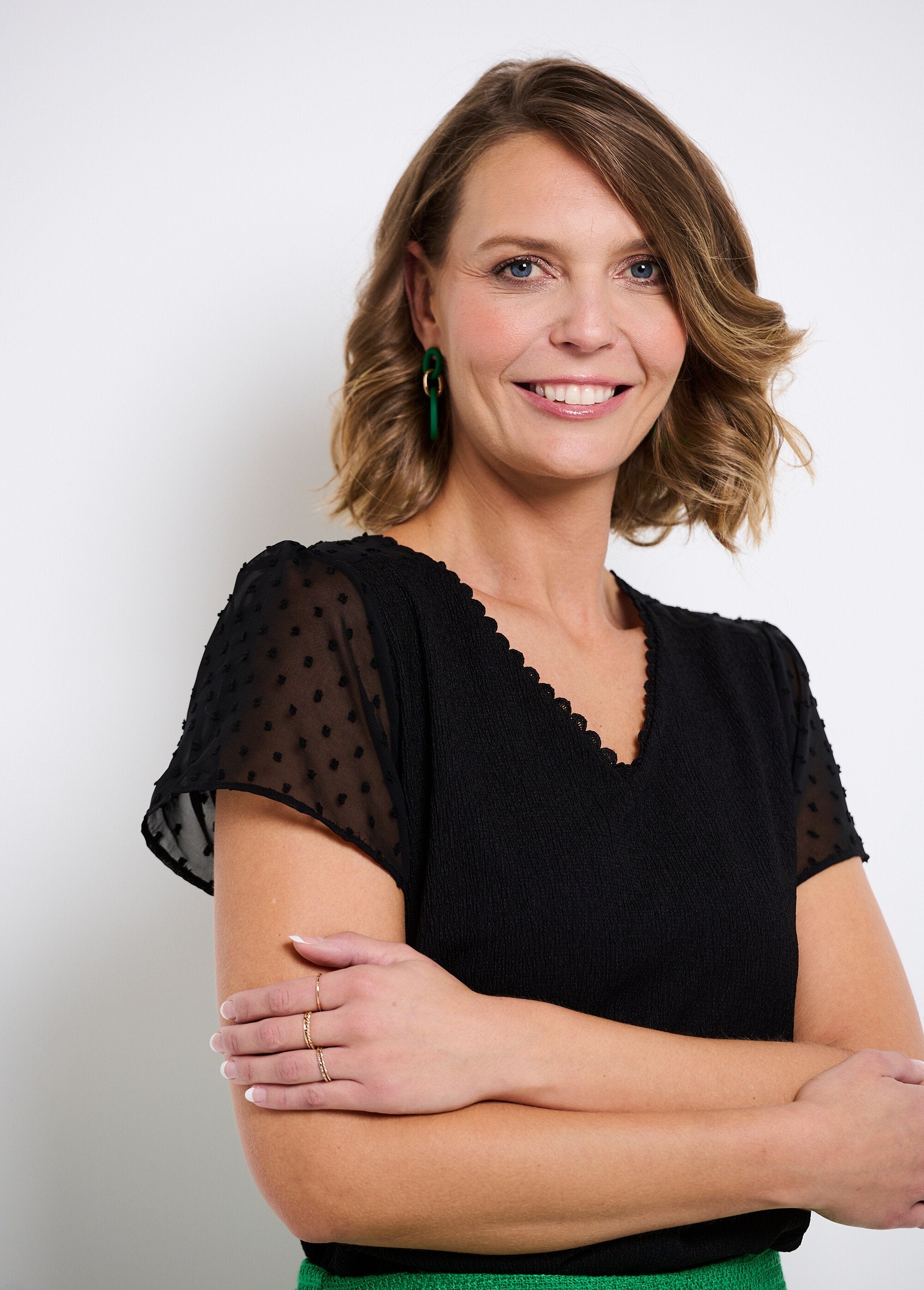 T-shirt_col_V_plumetis_manches_courtes_Noir_DE1_slim