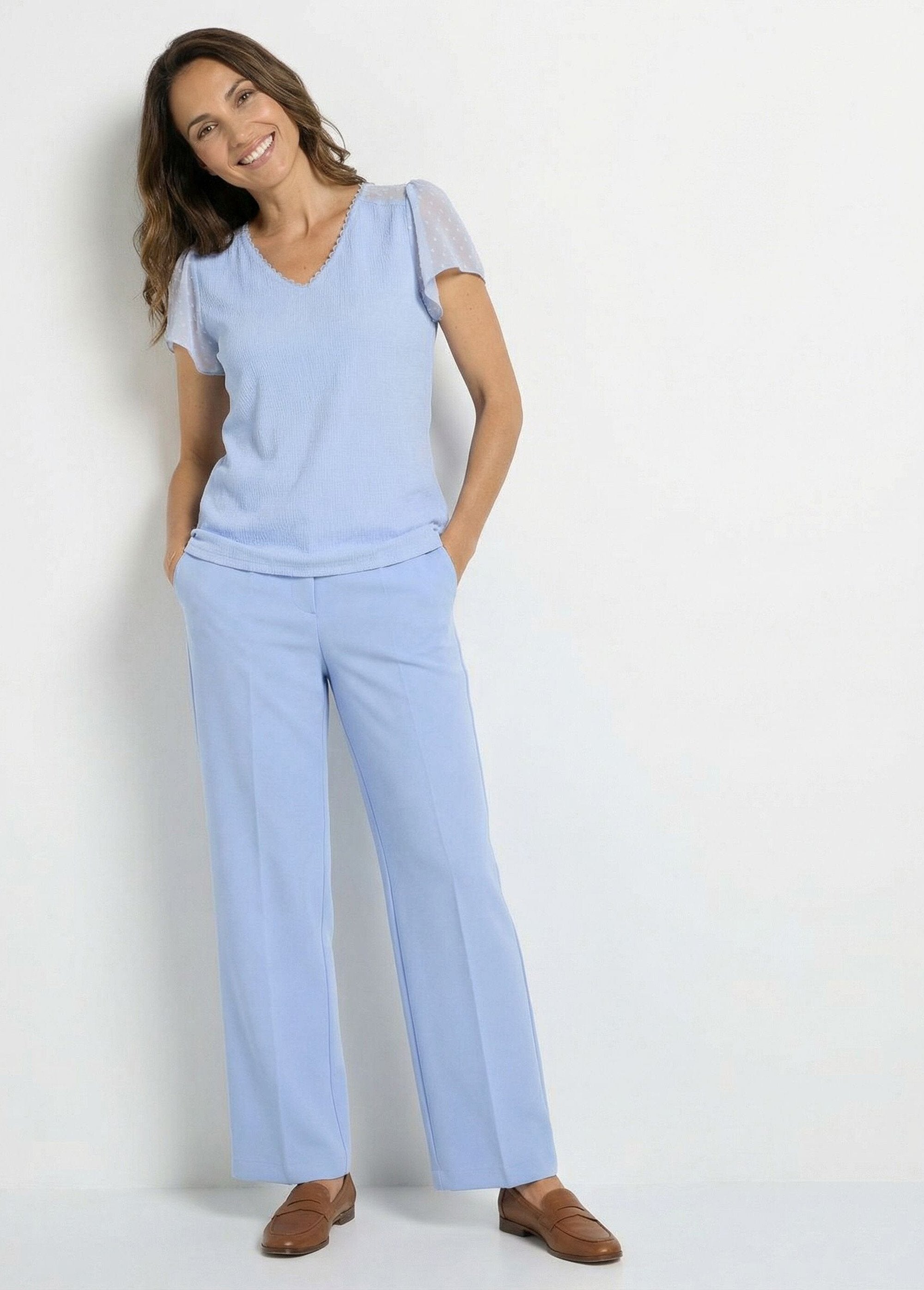 T-shirt_met_korte_mouwen_en_gevederde_V-hals_Bleu_SF1_slim