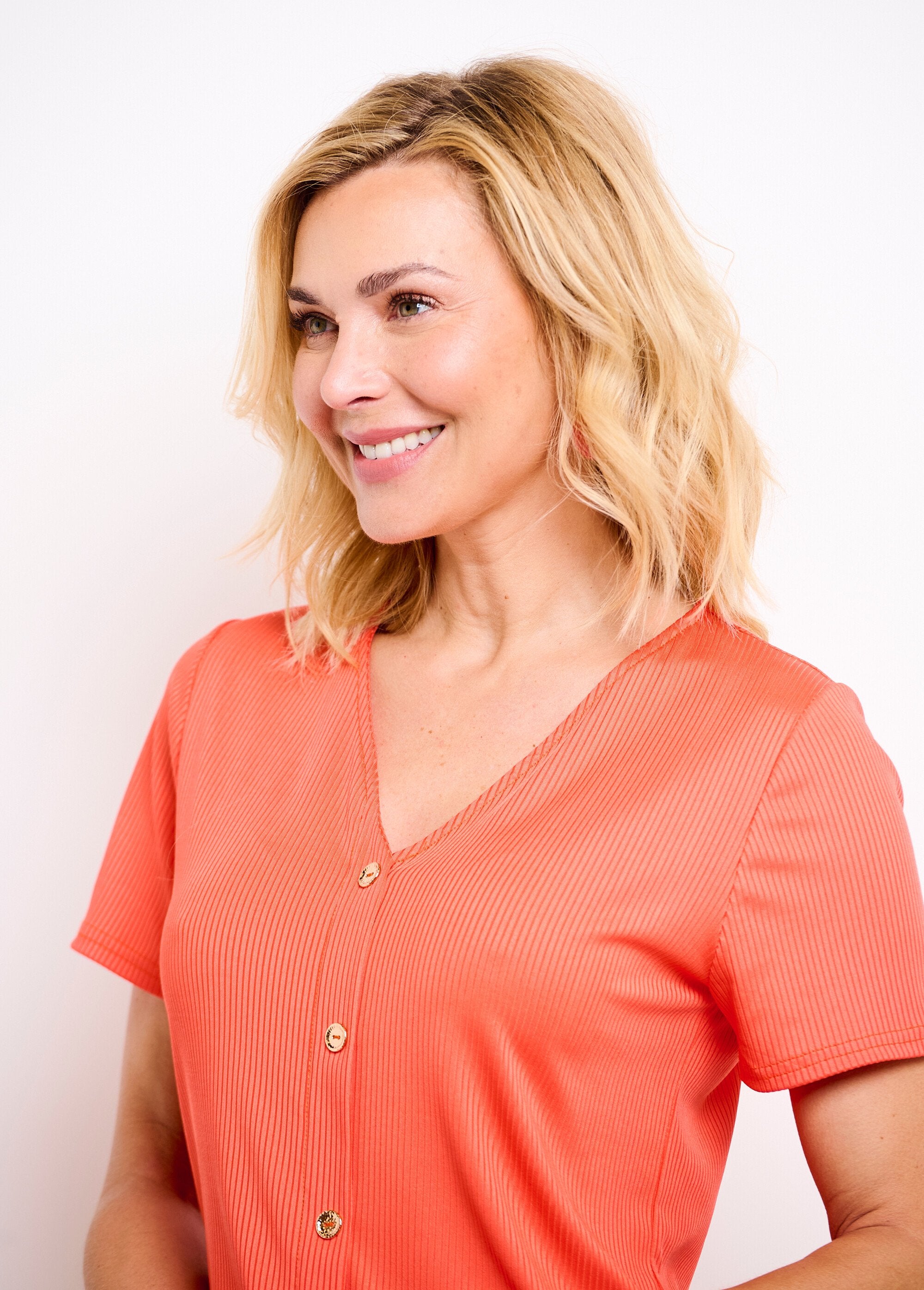 Effen_geribd_T-shirt_met_rechte_V-hals_Capucine_DE1_slim