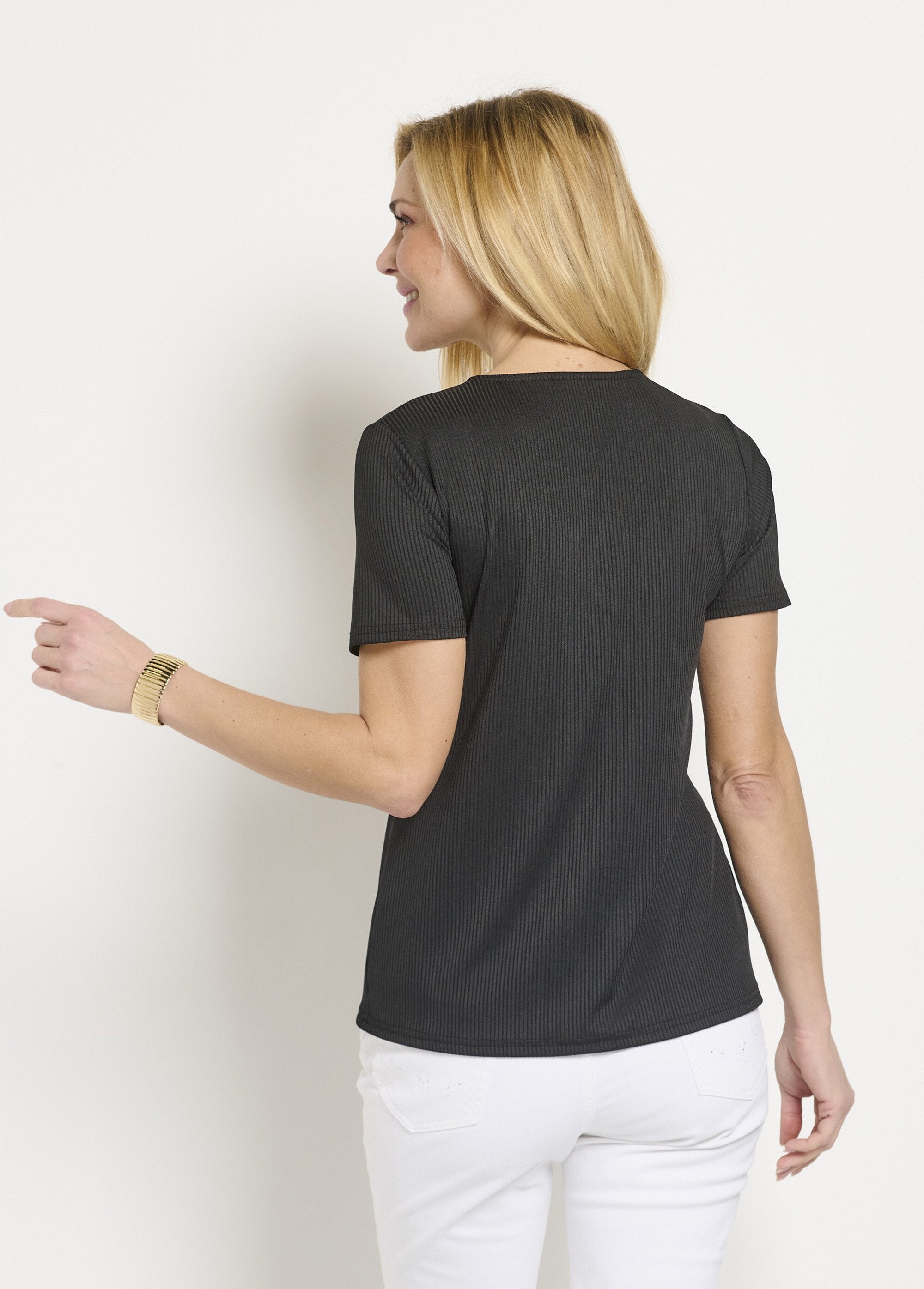 Effen_geribd_T-shirt_met_rechte_V-hals_Noir_DO1_slim