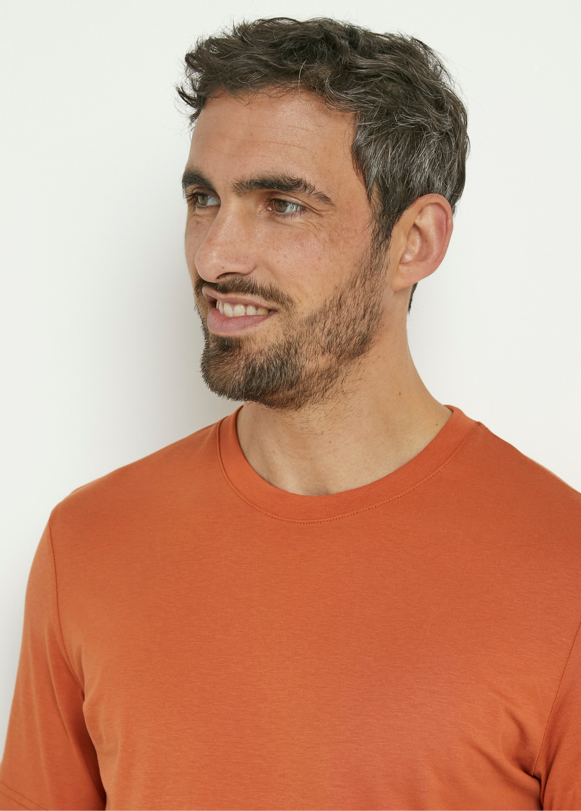 Katoenen_T-shirt_met_korte_mouwen_en_ronde_hals_Orange_DE1_slim