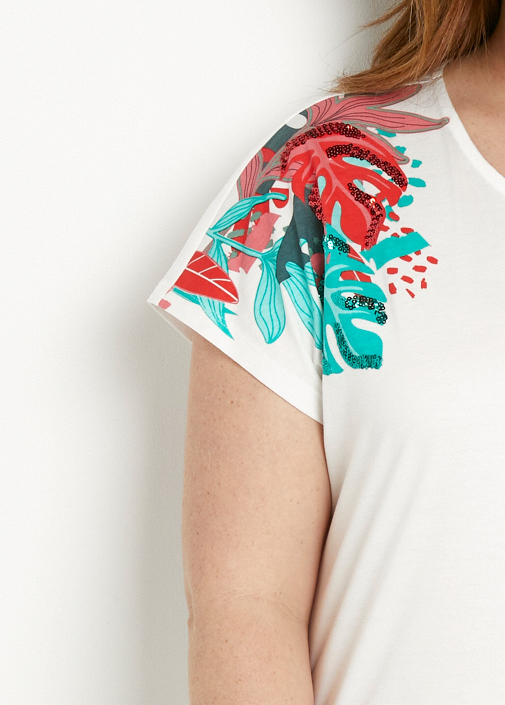 Kort_wit_T-shirt_met_paillettenpatroon_ronde_hals_Fond_blanc_DE1_curvy