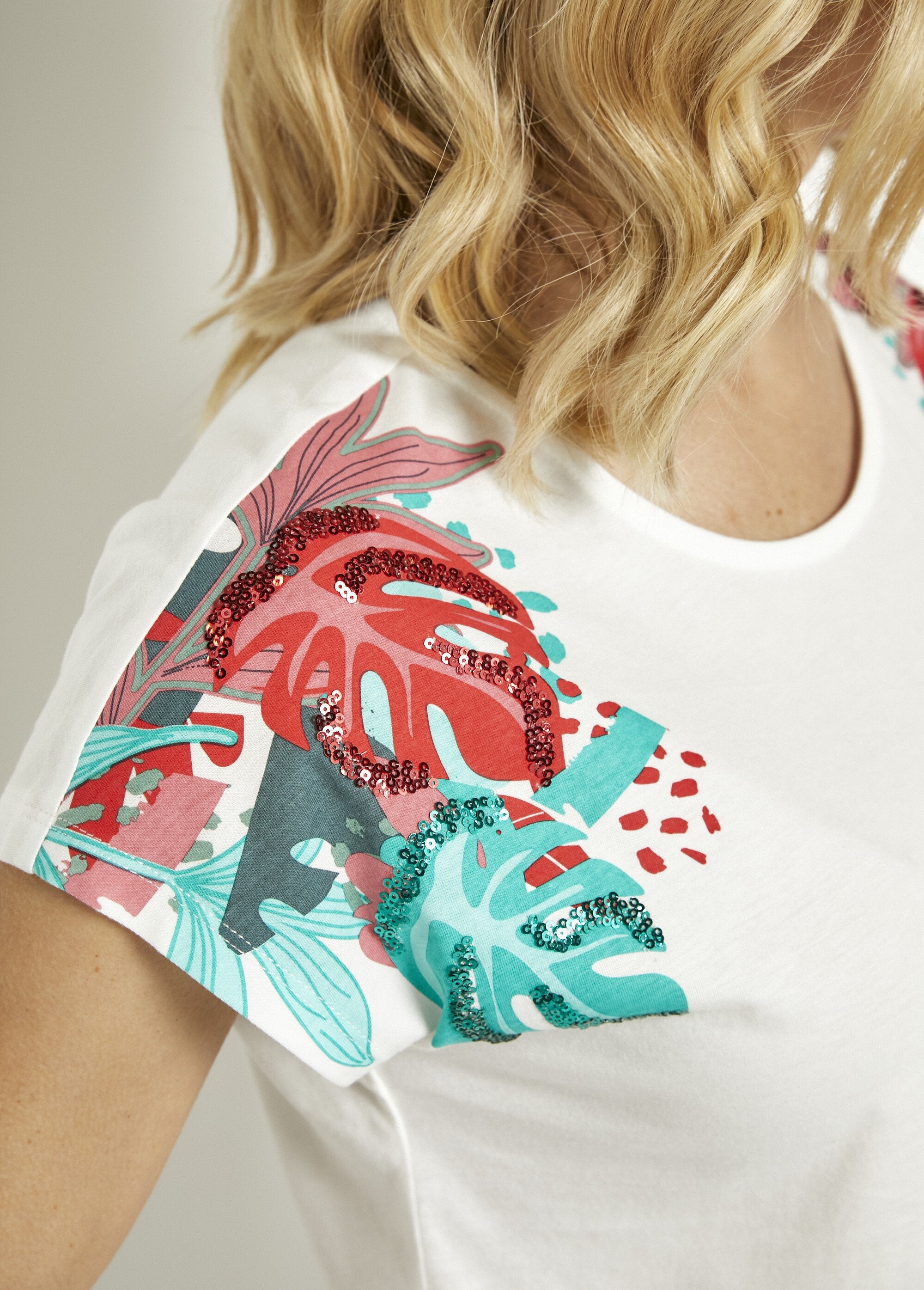 Kort_wit_T-shirt_met_paillettenpatroon_ronde_hals_Fond_blanc_DE1_slim