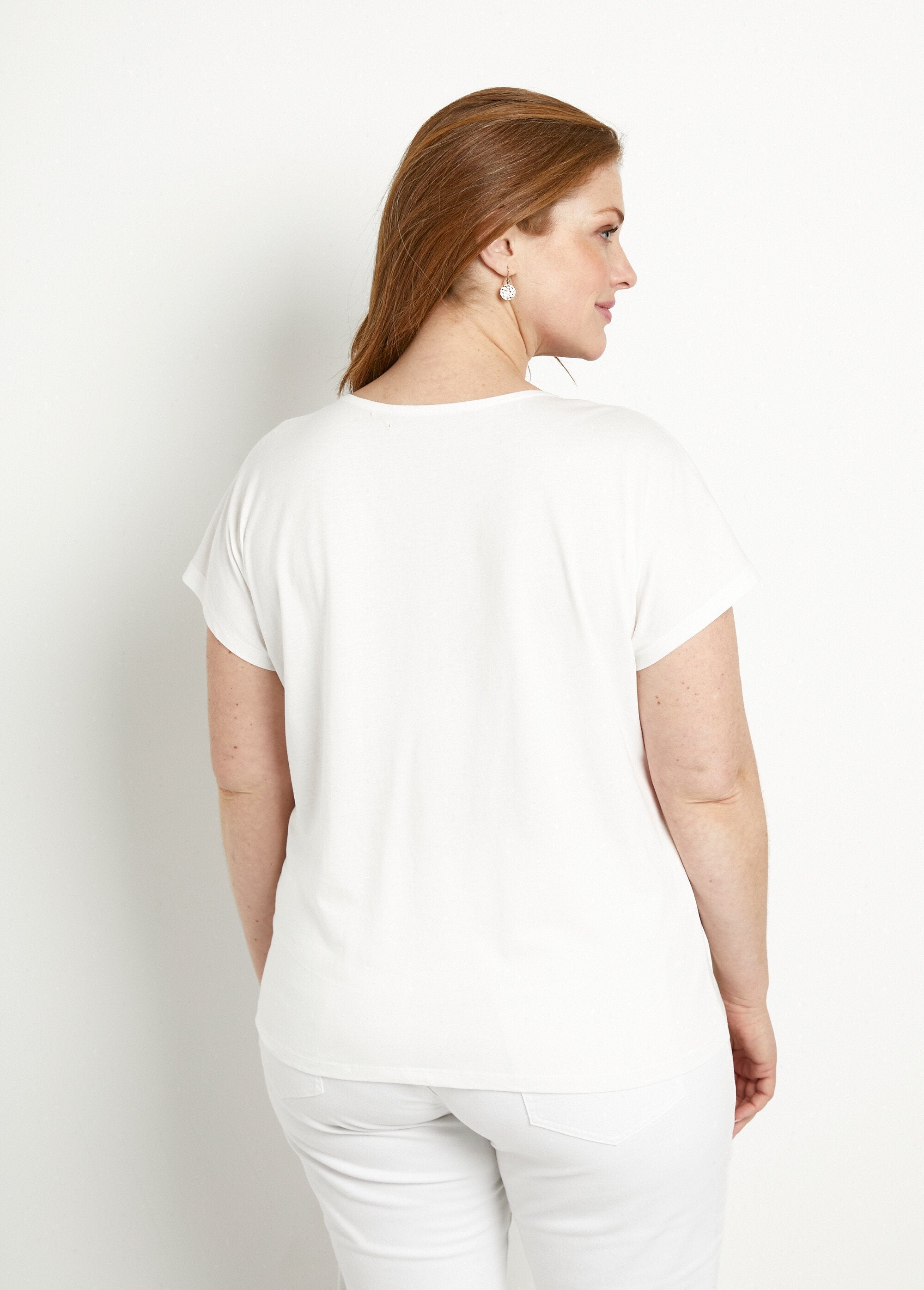 Kort_wit_T-shirt_met_paillettenpatroon_ronde_hals_Fond_blanc_DO1_curvy