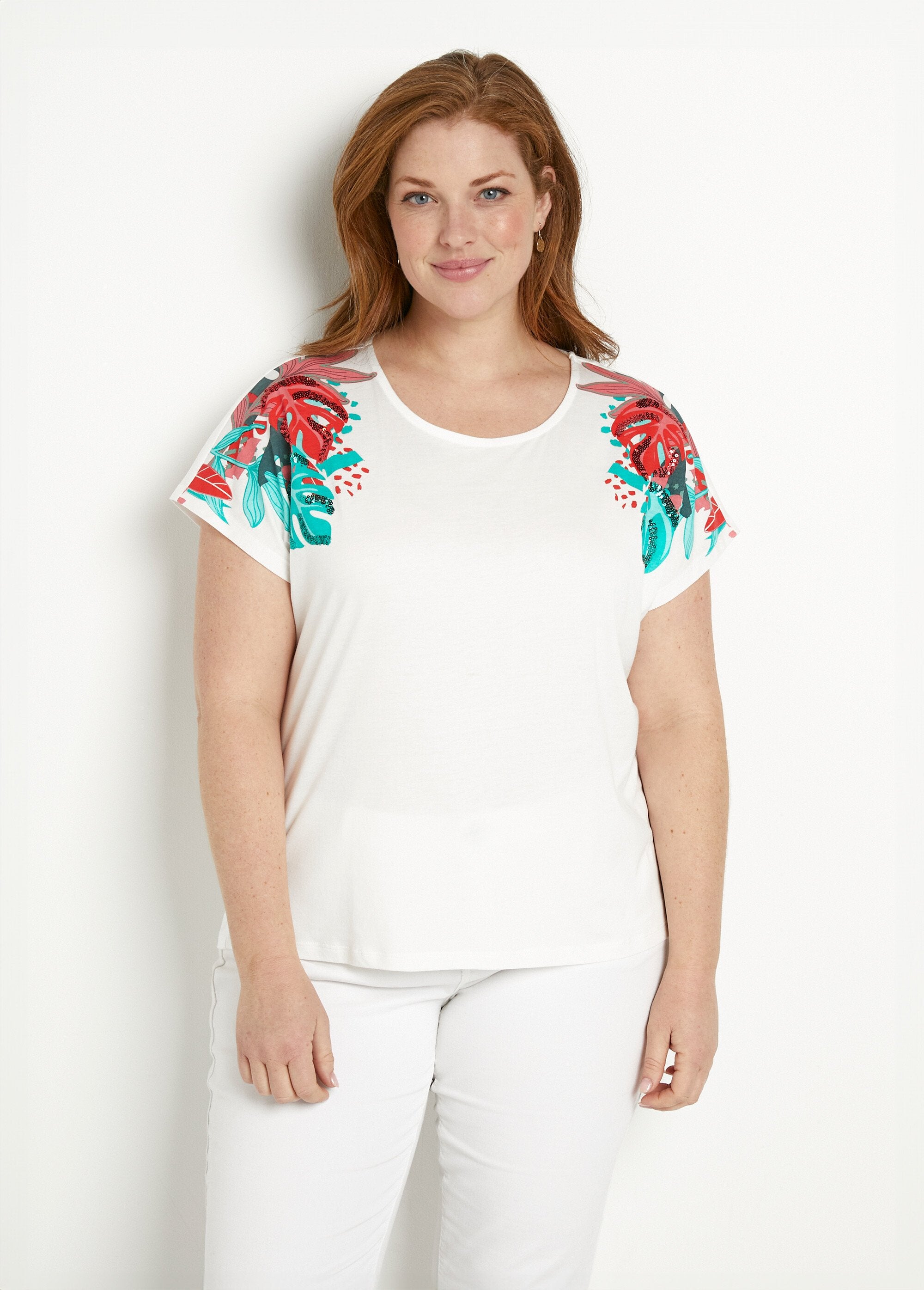 Kort_wit_T-shirt_met_paillettenpatroon_ronde_hals_Fond_blanc_FA1_curvy