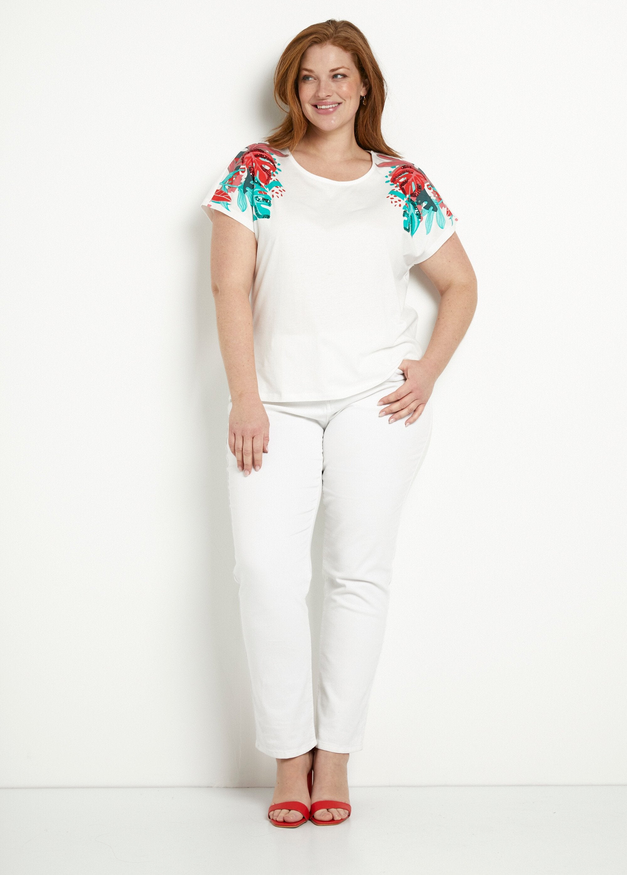 Kort_wit_T-shirt_met_paillettenpatroon_ronde_hals_Fond_blanc_SF1_curvy