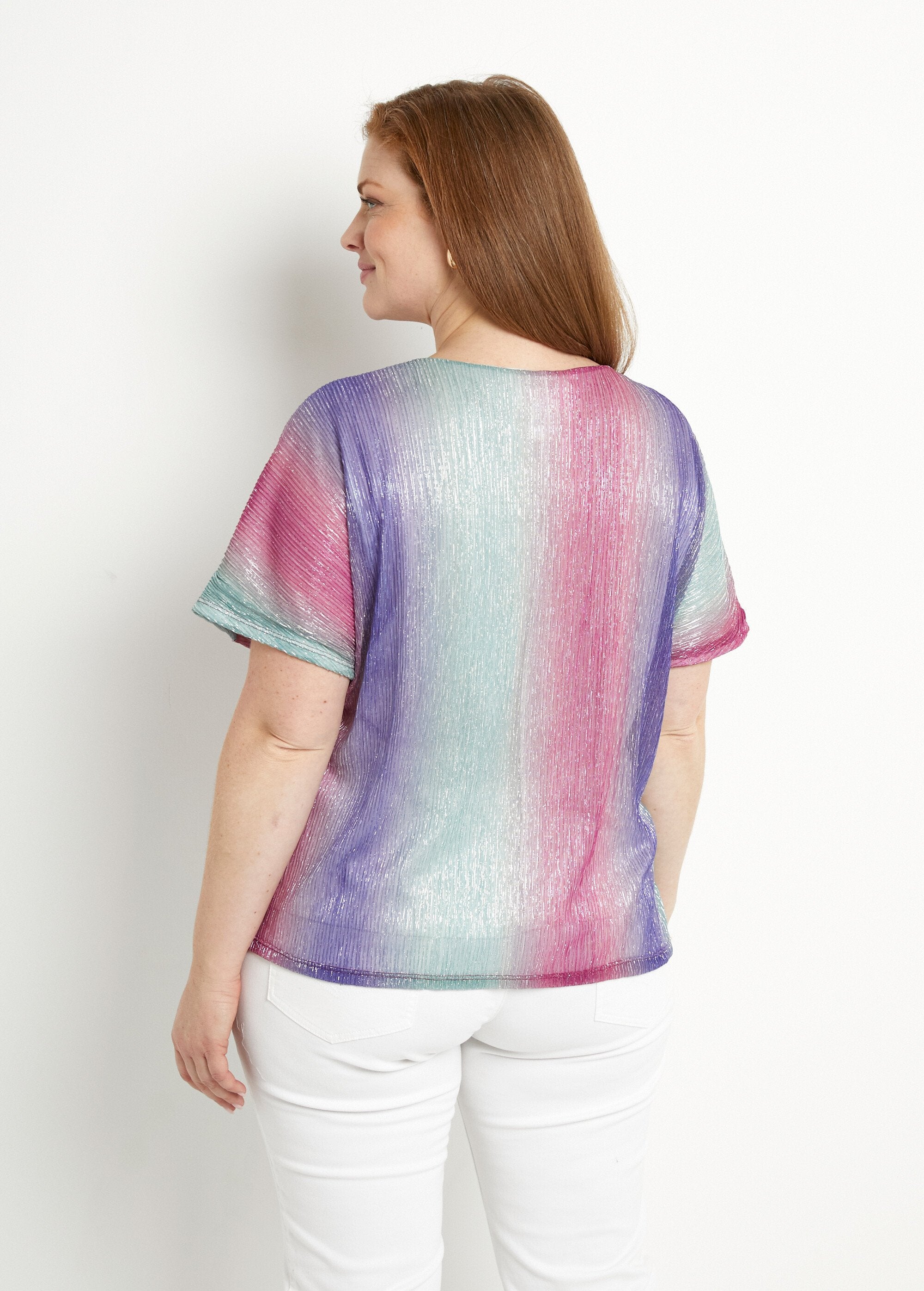 Kort_glanzend_T-shirt_met_V-hals_en_geplooid_effect_Rose_et_aqua_DO1_curvy