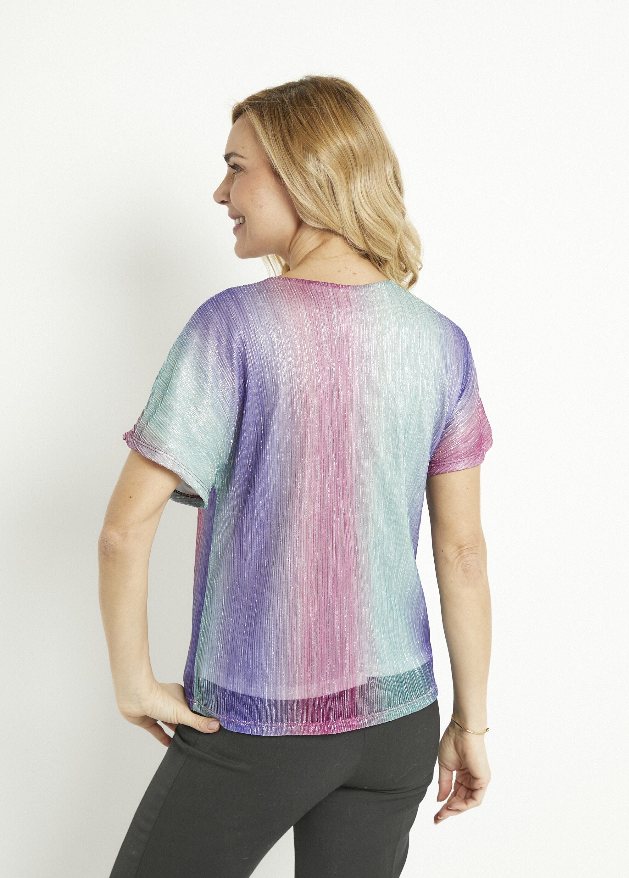 Kort_glanzend_T-shirt_met_V-hals_en_geplooid_effect_Rose_et_aqua_DO1_slim