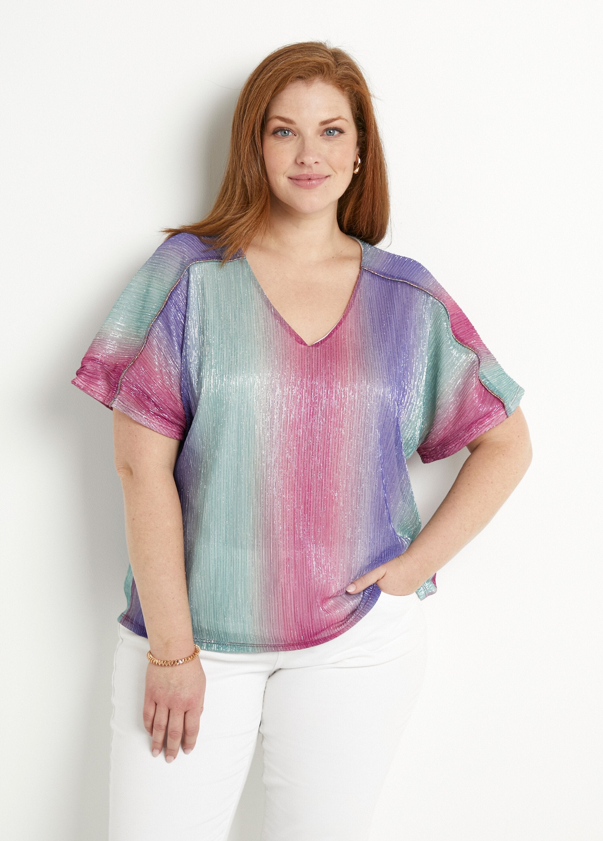 Kort_glanzend_T-shirt_met_V-hals_en_geplooid_effect_Rose_et_aqua_FA1_curvy