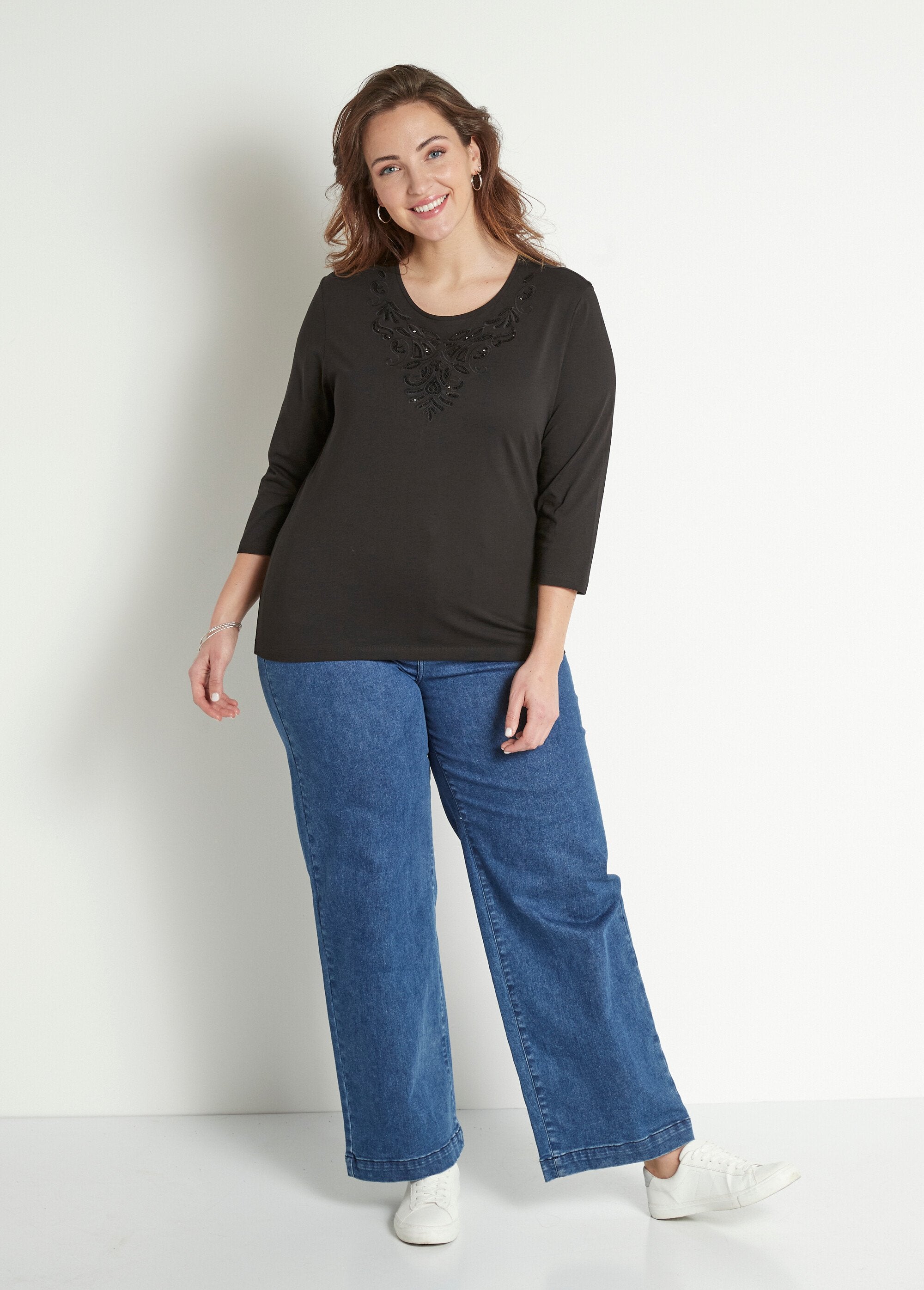 3/4_mouw_geborduurd_kort_T-shirt_Noir_SF1_curvy