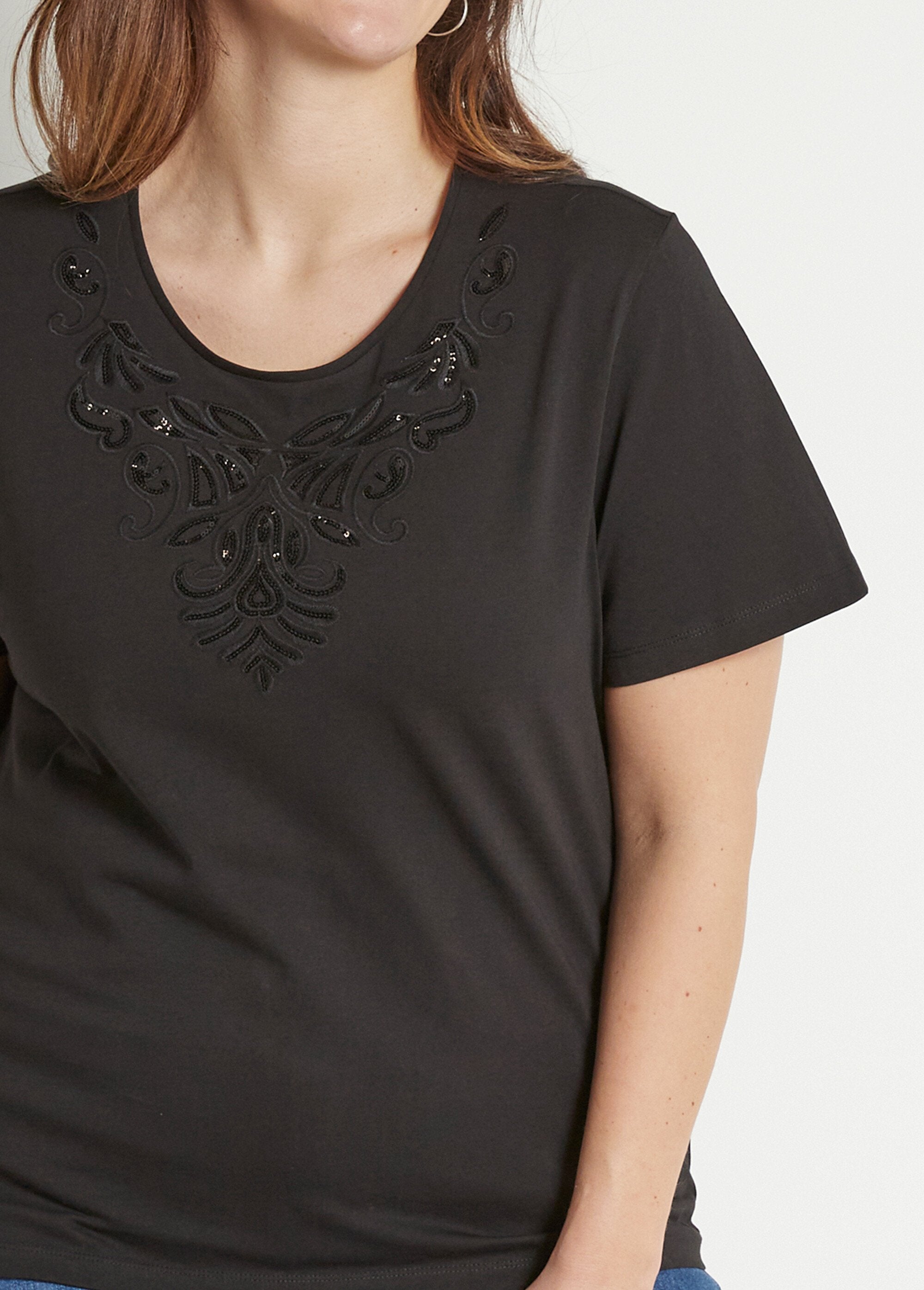 T-shirt_met_korte_mouwen_en_borduursel_Noir_DE1_curvy
