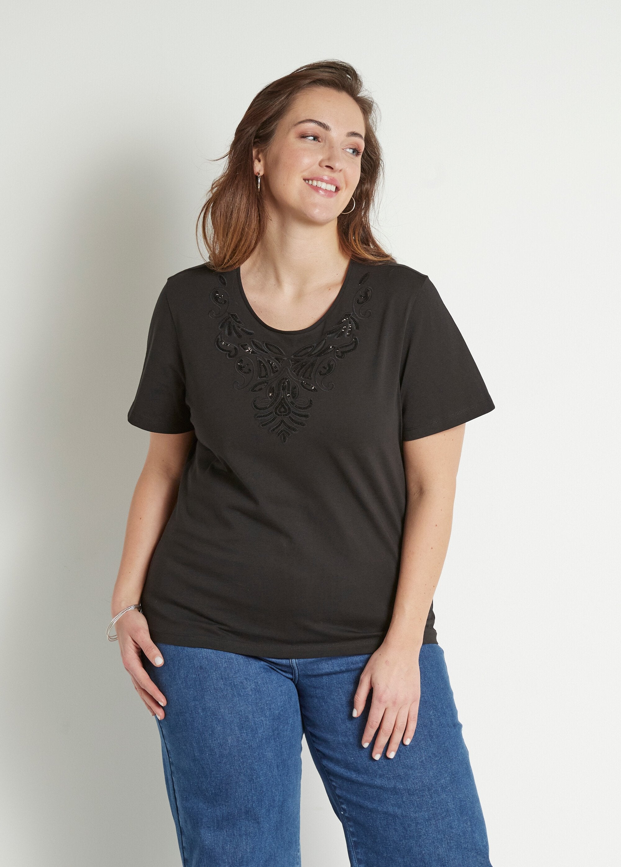 T-shirt_met_korte_mouwen_en_borduursel_Noir_FA1_curvy