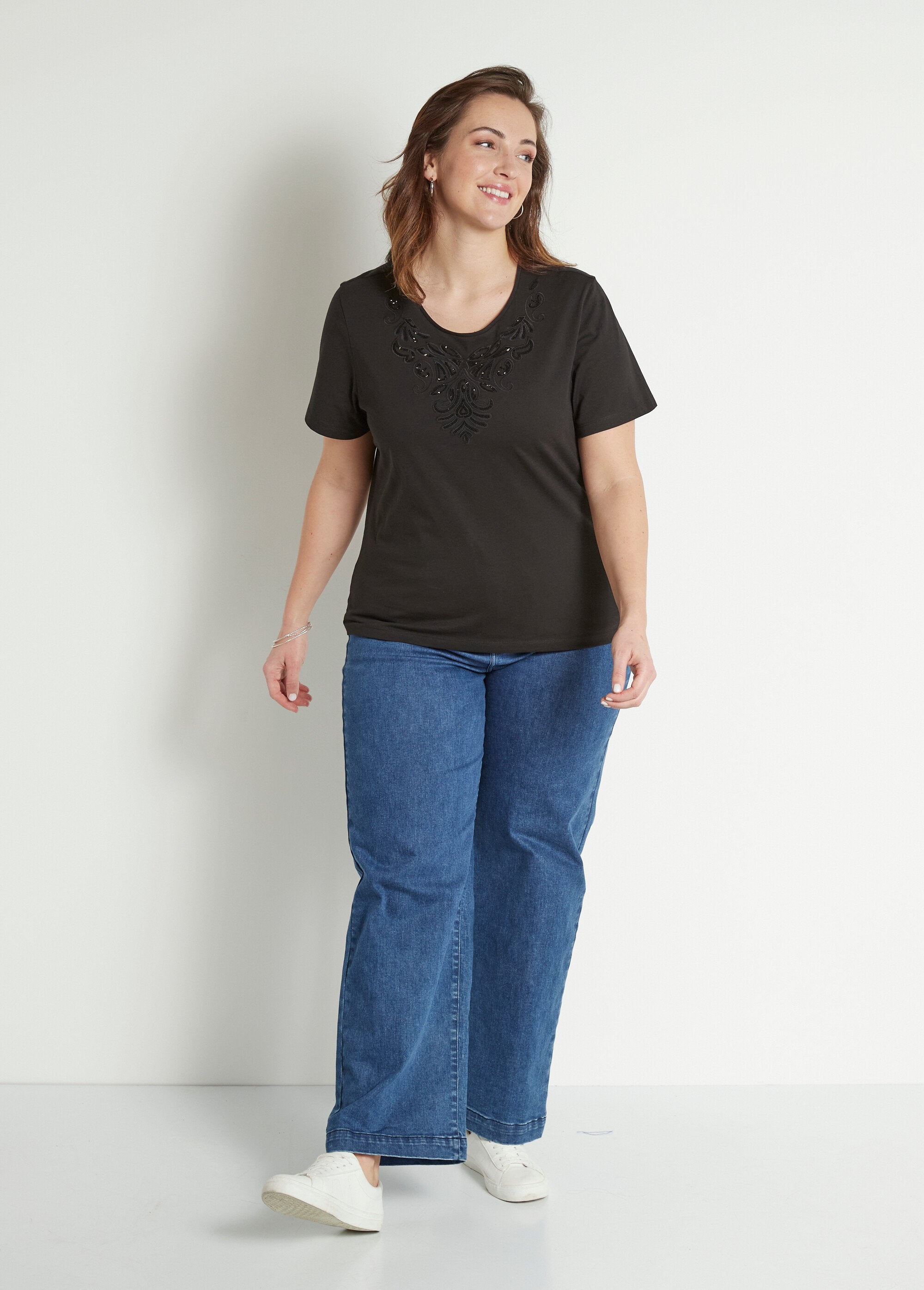 T-shirt_met_korte_mouwen_en_borduursel_Noir_SF1_curvy