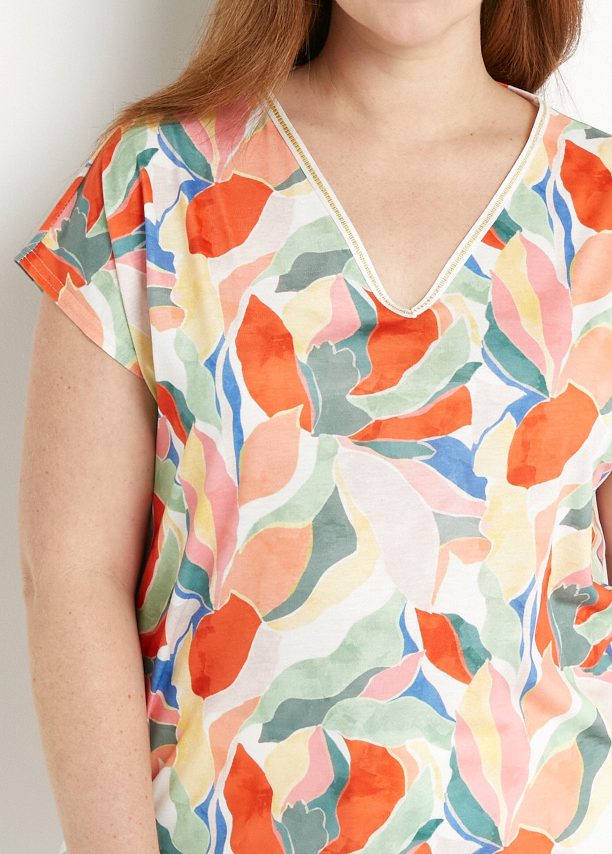 T-shirt_met_glanzende_opdruk_en_V-hals_Jaune_et_vert_DE1_curvy