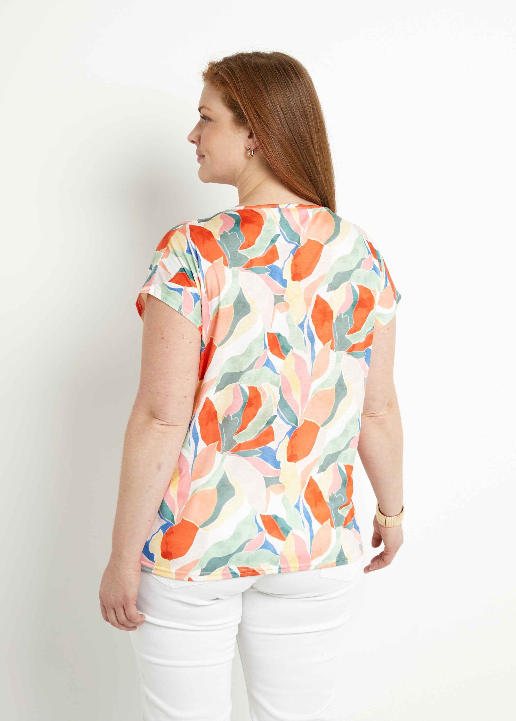 T-shirt_met_glanzende_opdruk_en_V-hals_Jaune_et_vert_DO1_curvy