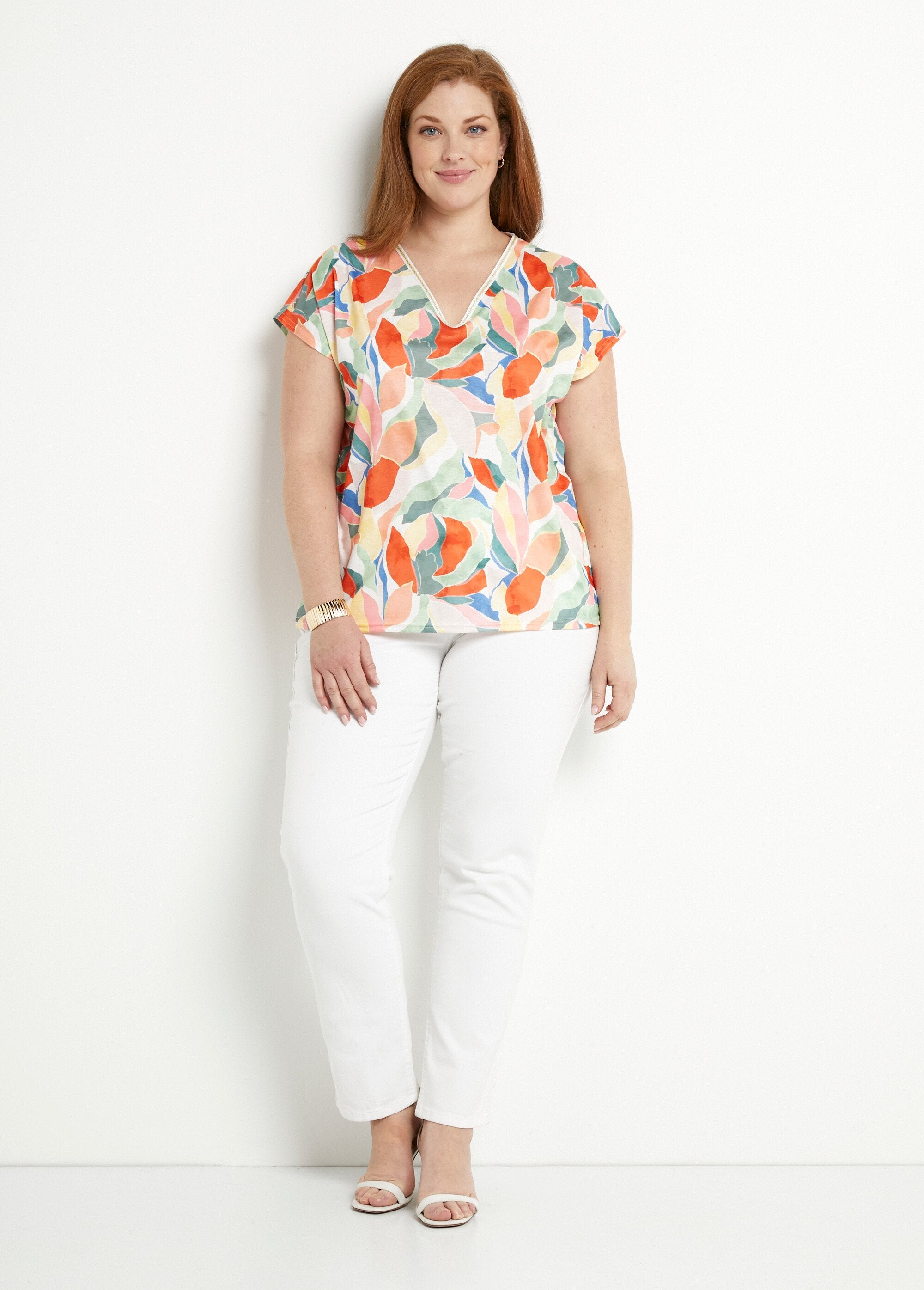 T-shirt_met_glanzende_opdruk_en_V-hals_Jaune_et_vert_SF1_curvy