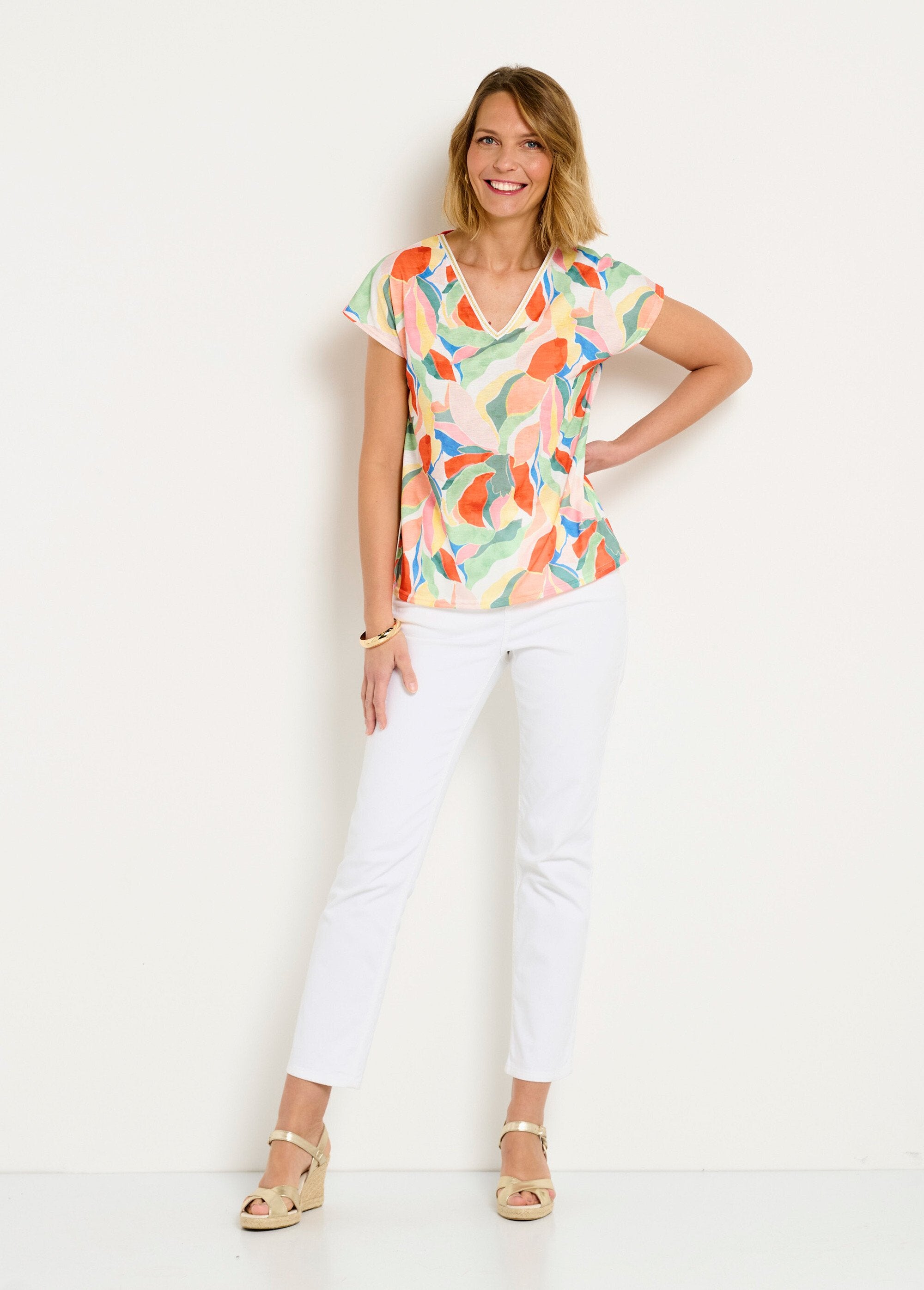 T-shirt_met_glanzende_opdruk_en_V-hals_Jaune_et_vert_SF1_slim