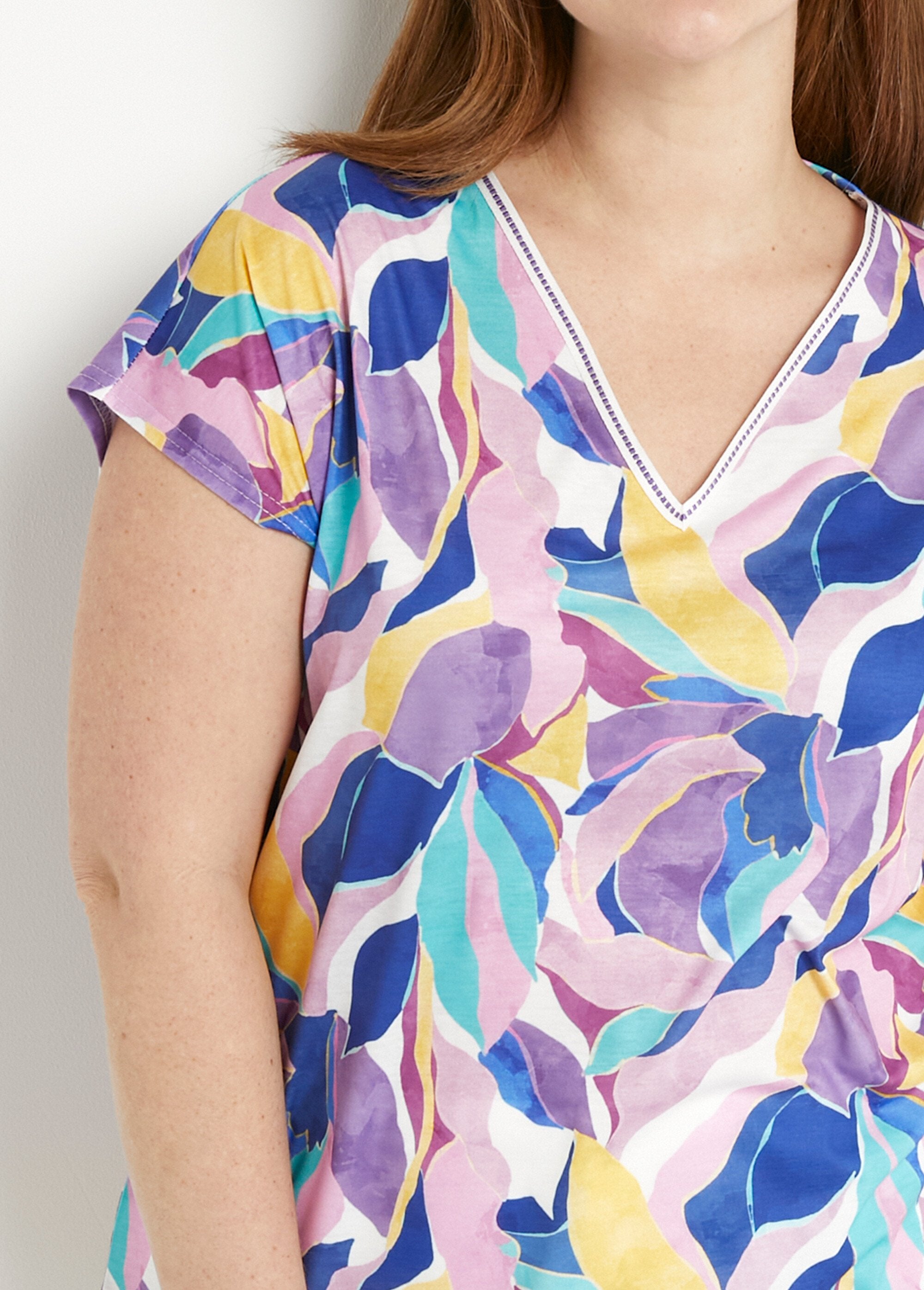 T-shirt_met_glanzende_opdruk_en_V-hals_Parme_et_jaune_DE1_curvy