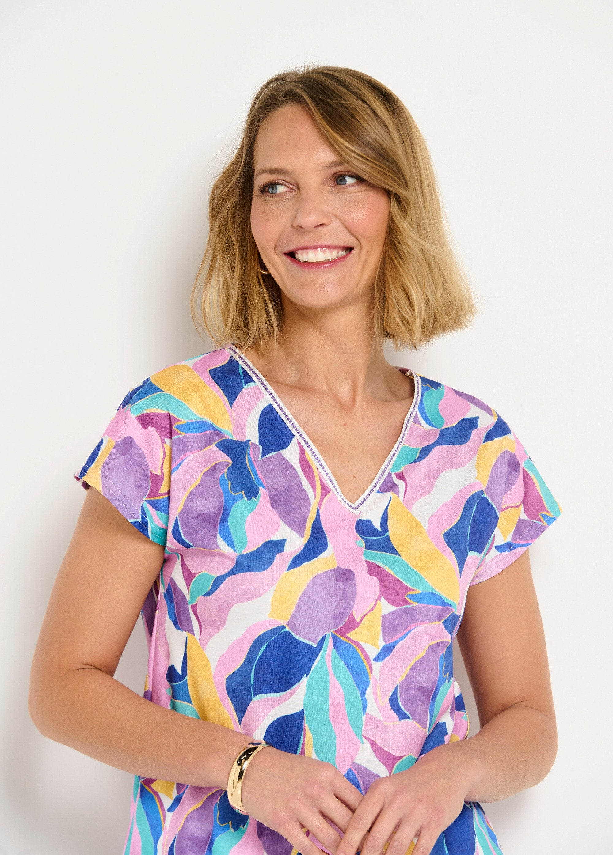 T-shirt_met_glanzende_opdruk_en_V-hals_Parme_et_jaune_DE1_slim