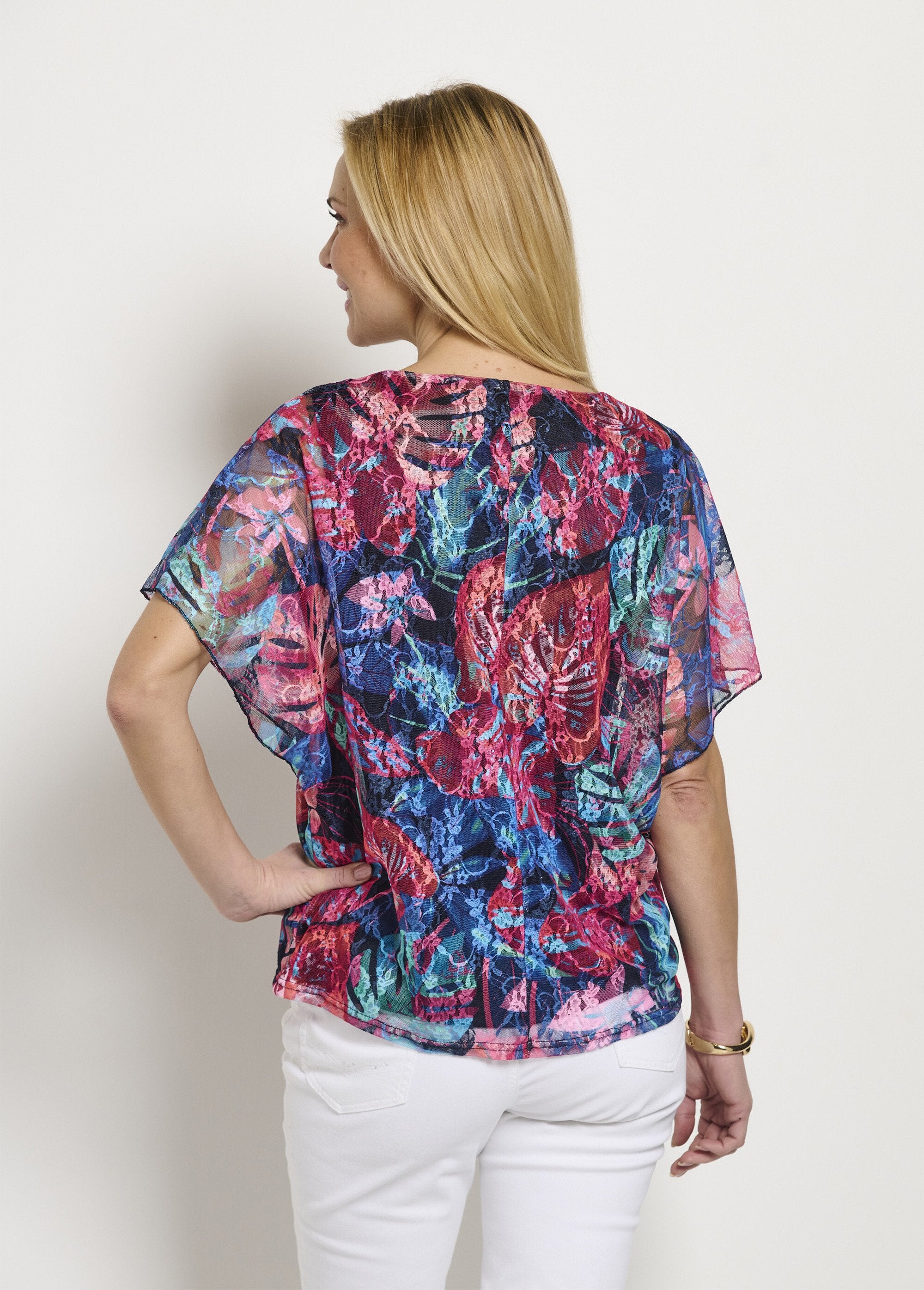 Bedrukt_kanten_T-shirt_met_V-hals_Multicolore_DO1_slim