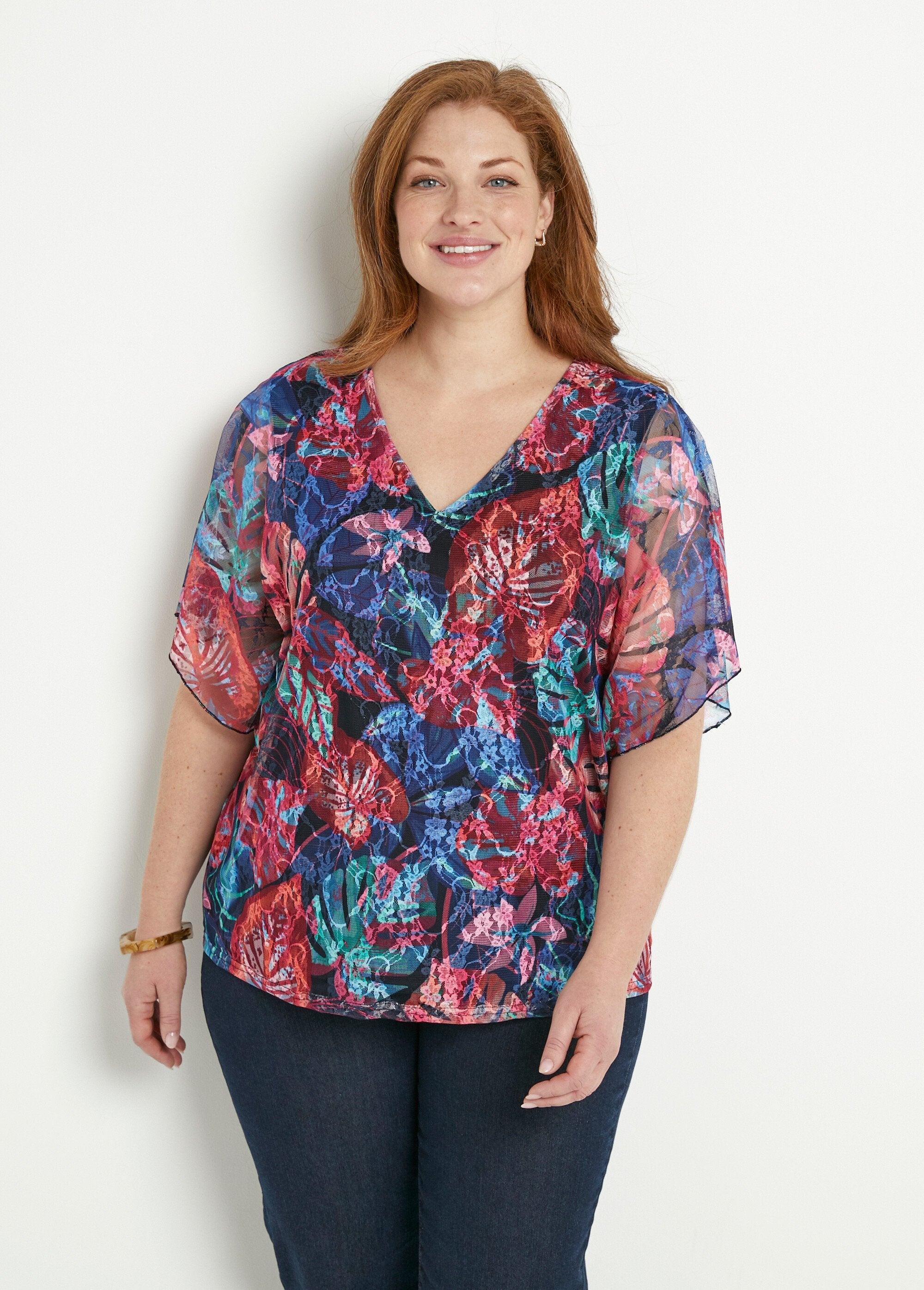 Bedrukt_kanten_T-shirt_met_V-hals_Multicolore_FA1_curvy