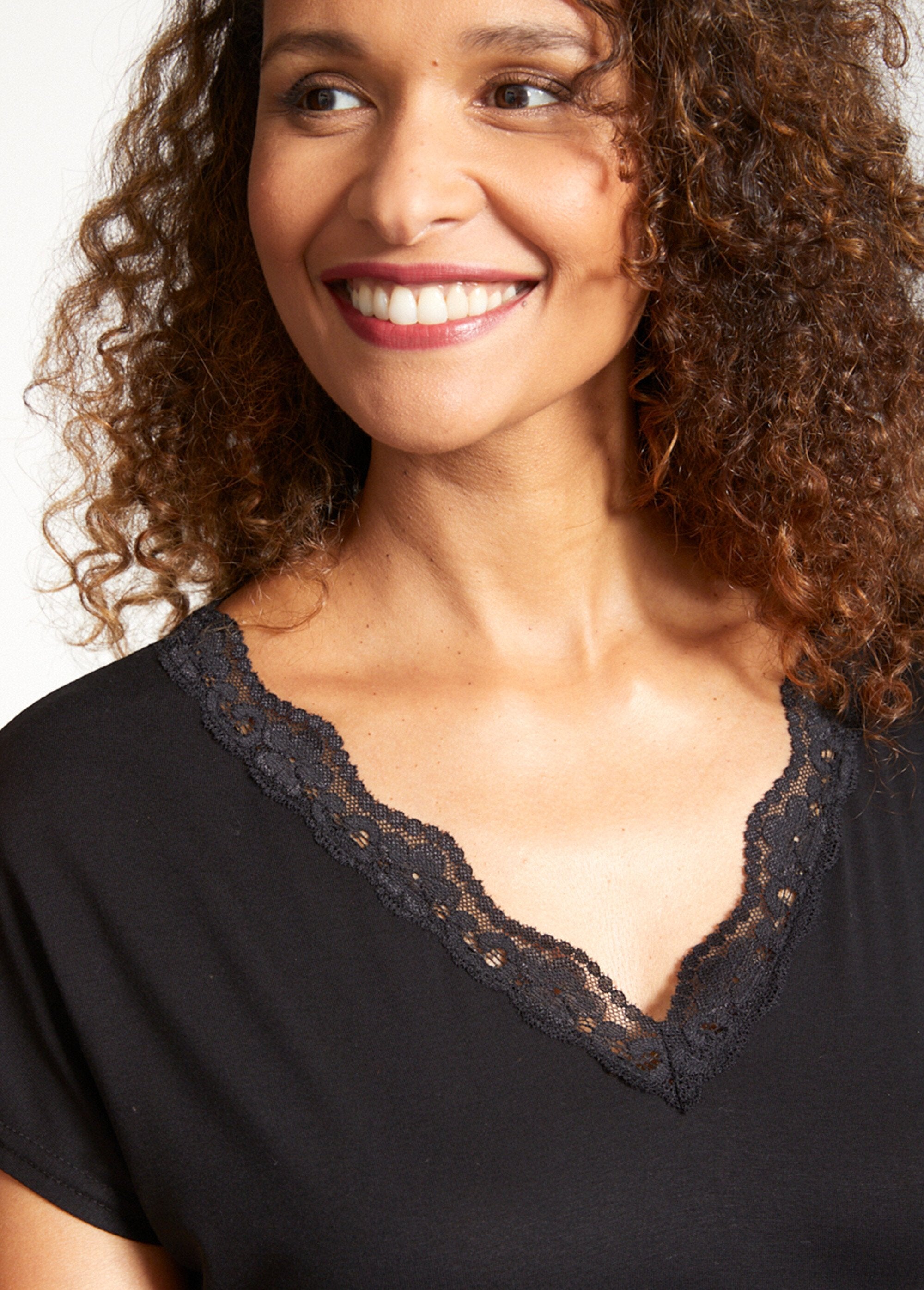 Kort_T-shirt_van_stretchkant_ZWART_DE1_slim