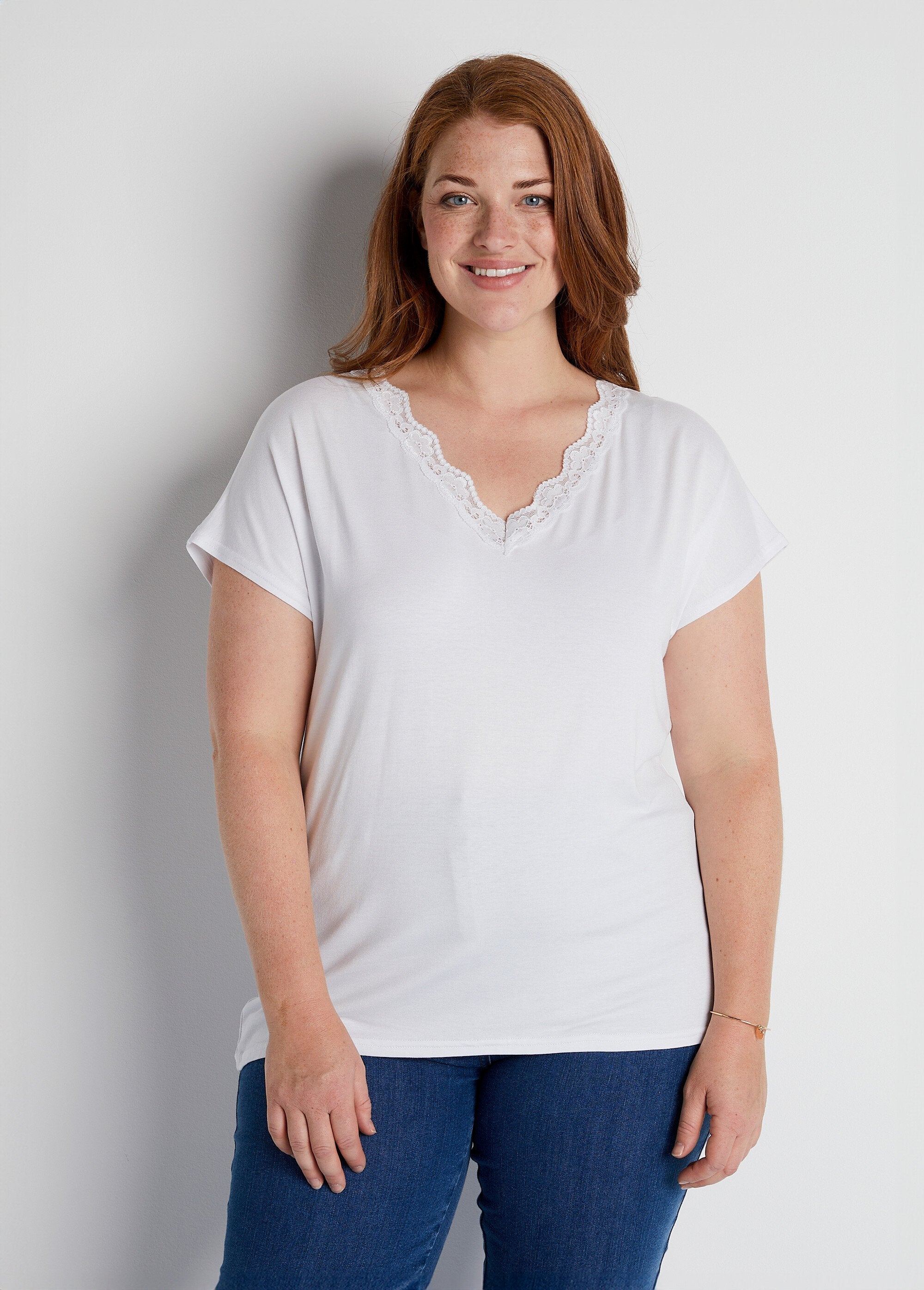 Kort_T-shirt_van_stretchkant_WIT_FA1_curvy