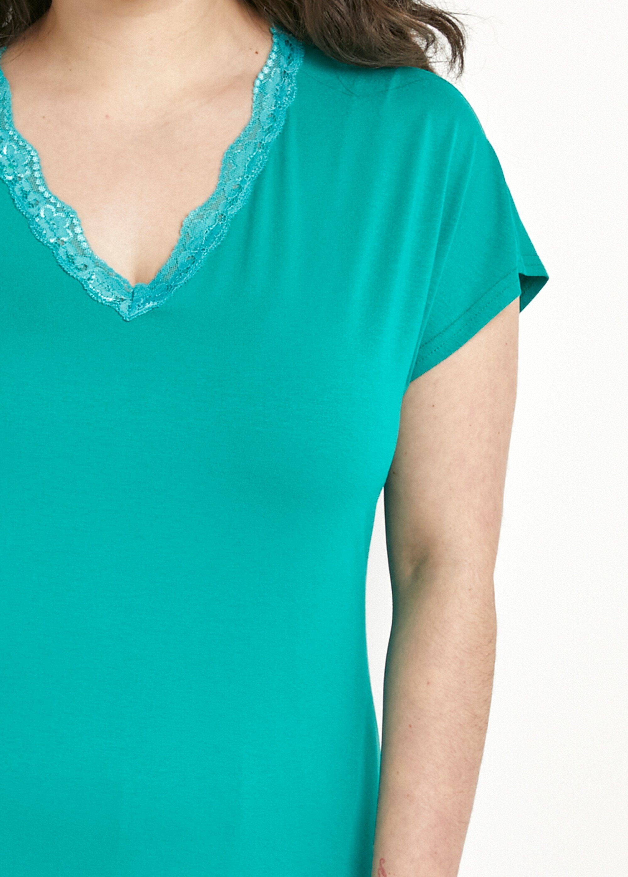Kort_T-shirt_van_stretchkant_Menthe_DE1_curvy