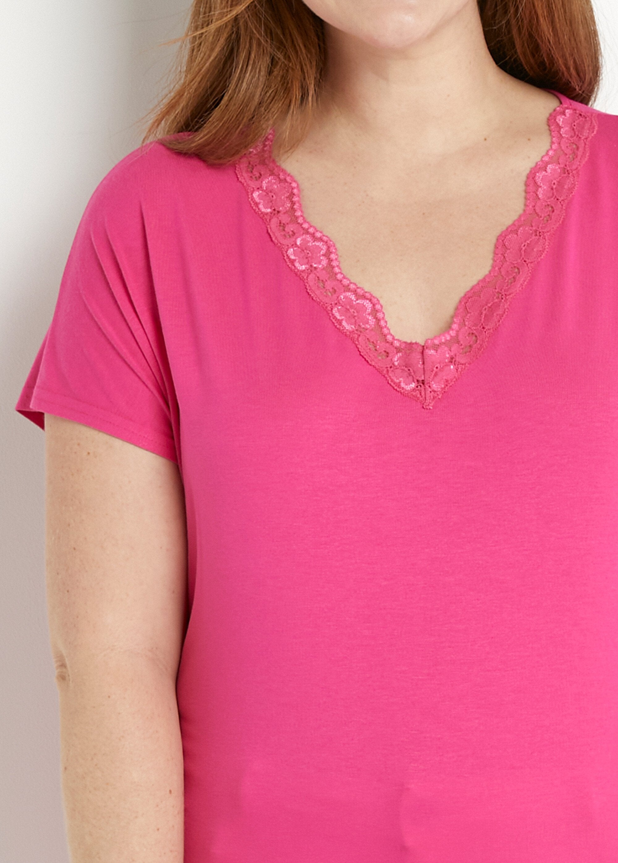 Kort_T-shirt_van_stretchkant_Fuchsia_DE1_curvy