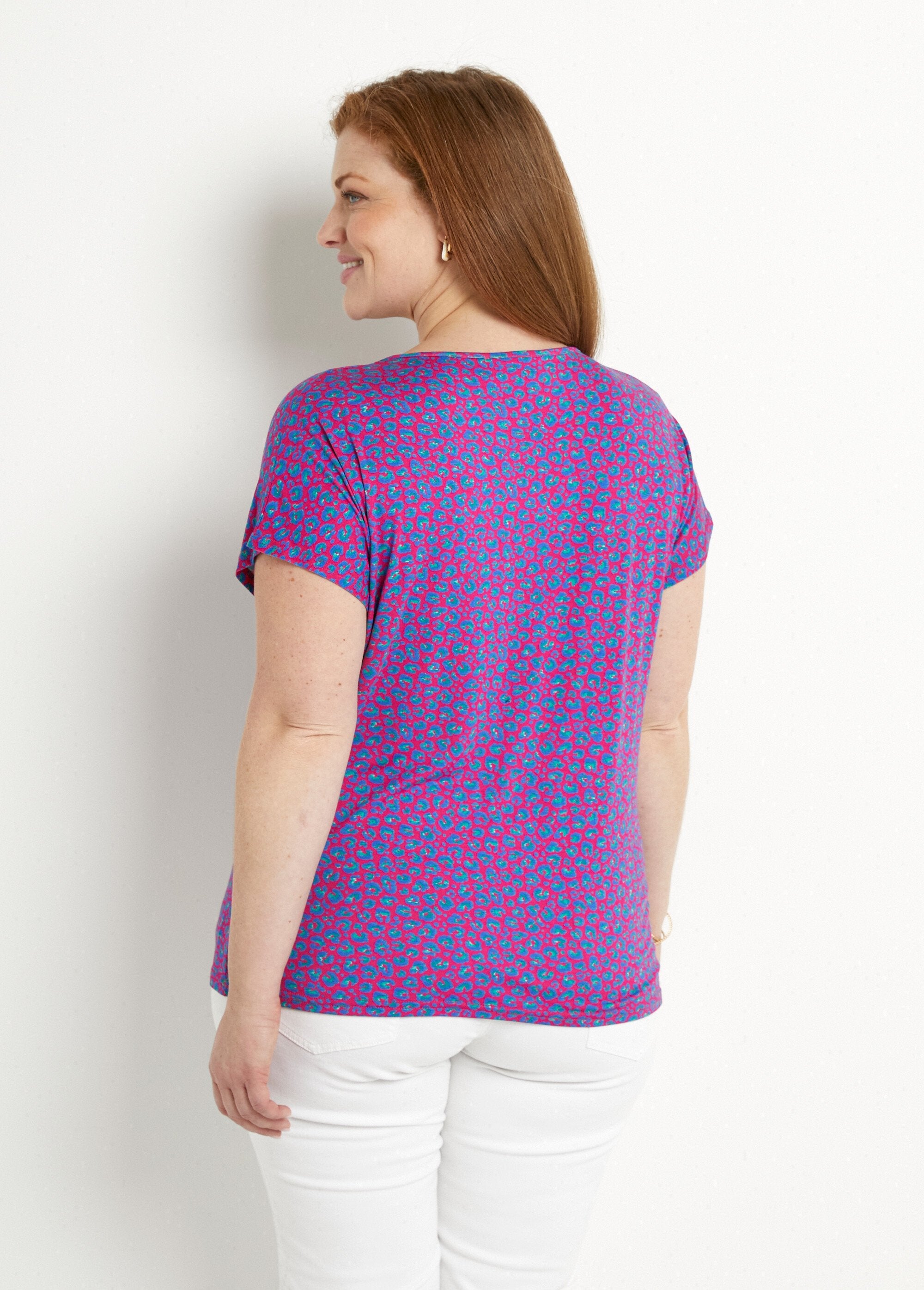 Kort_T-shirt_van_stretchkant_Fond_fuchsia_DO1_curvy