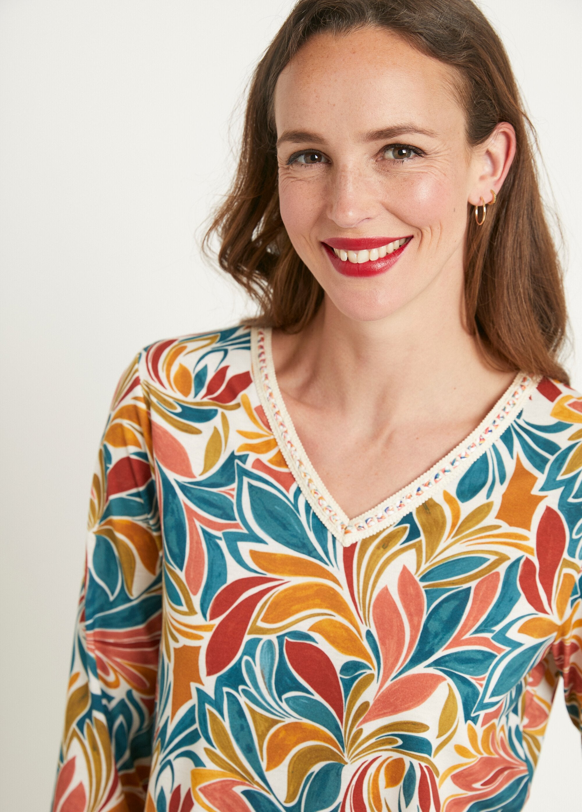 Bedrukt_stretch_T-shirt_met_V-hals_Miel_et_aqua_DE1_slim